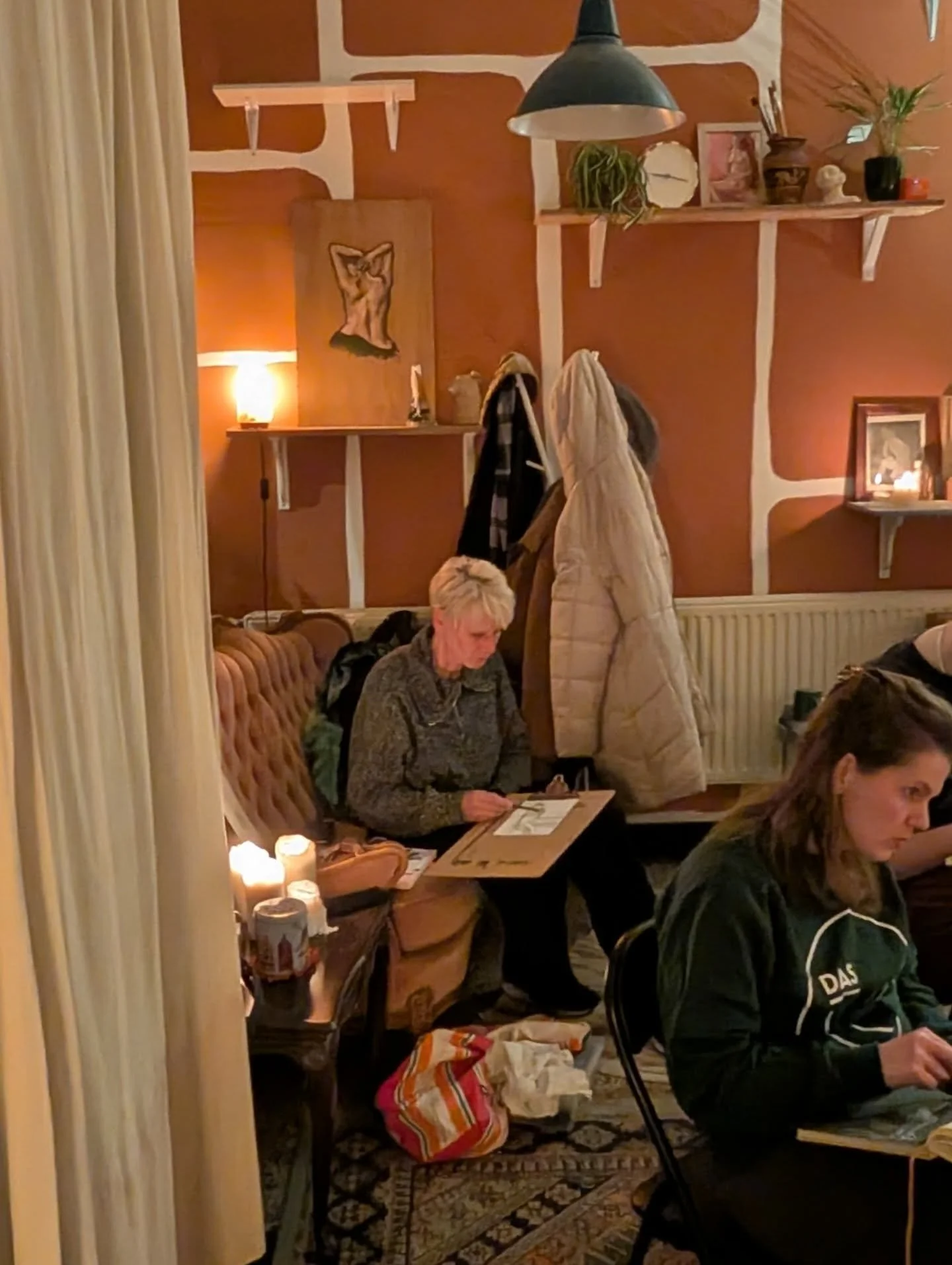 Wat zijn jullie toch een gezellige verzameling makers! Er is weer heerlijk gemaakt vanavond, merci allemaal 🤍
&bull;
&bull;
&bull;
&bull;
&bull;
&bull;
#collectiefeigenwijs #simplynudeness #livemodel #modeltekensessie #art