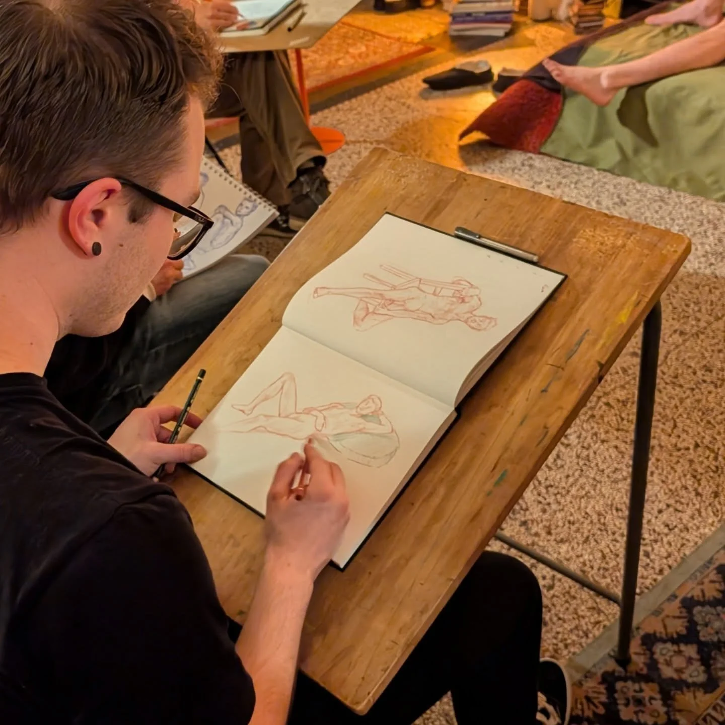 Een heerlijke sessie was het weer!🥰🤍
&bull;
&bull;
&bull;
&bull;
&bull;
&bull;
#collectiefeigenwijs #simplynudeness #livemodel #livedrawingsession #art