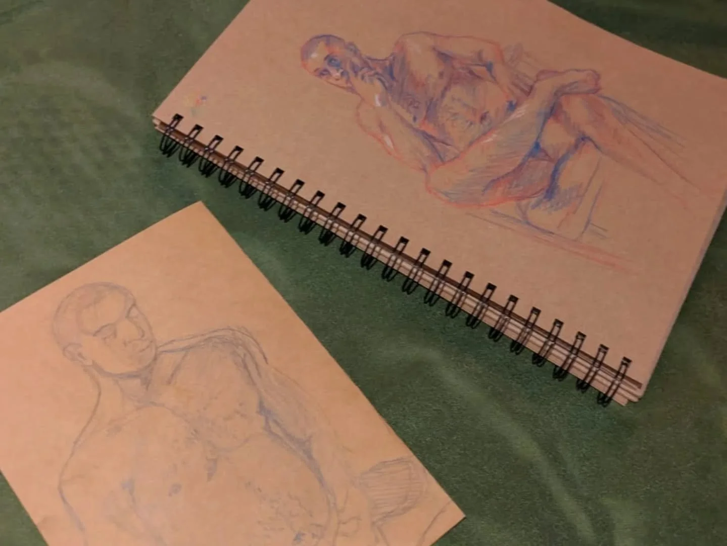 Hier nog een aantal resultaten van de afgelopen zondag sessie! Heerlijk om je weekend mee af te sluiten🥰
&bull;
&bull;
&bull;
&bull;
&bull;
&bull;
#collectiefeigenwijs #simplynudeness #livemodel #livedrawingsession #art