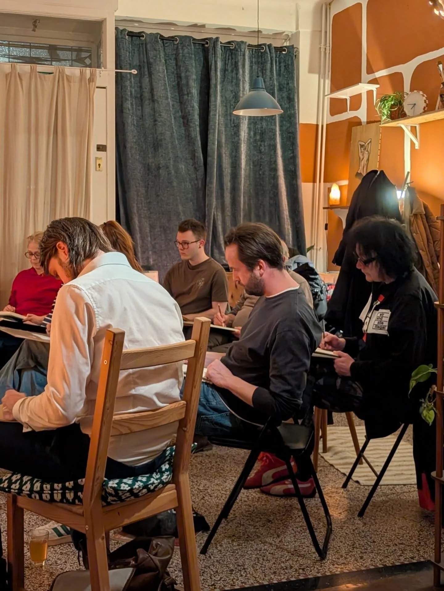 Wat zat ons atelier heerlijk vol! Zo dankbaar voor alle makers die ons weten te vinden🥰 
Zondag zijn we er weer 15:00-17:00
Meld je aan via onze DMs, de mail of onze website!
&bull;
&bull;
&bull;
&bull;
&bull;
&bull;
#collectiefeigenwijs #simplynude