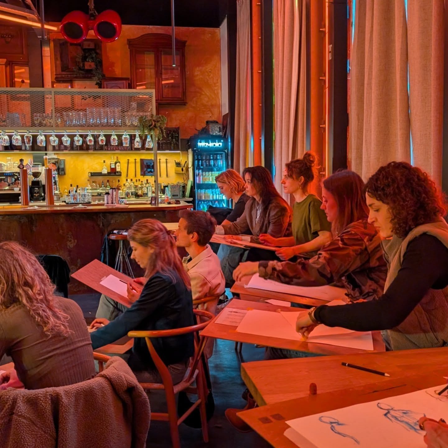 De tweede editie modeltekenen bij het gezellige @hubert.nijmegen vandaag was enorm fijn! Vele beginnende makers hebben kennis kunnen maken met modeltekenen, onder het genot van een drankje. 
Er was een uitleg, een moment voor het elkaar tekenen en na