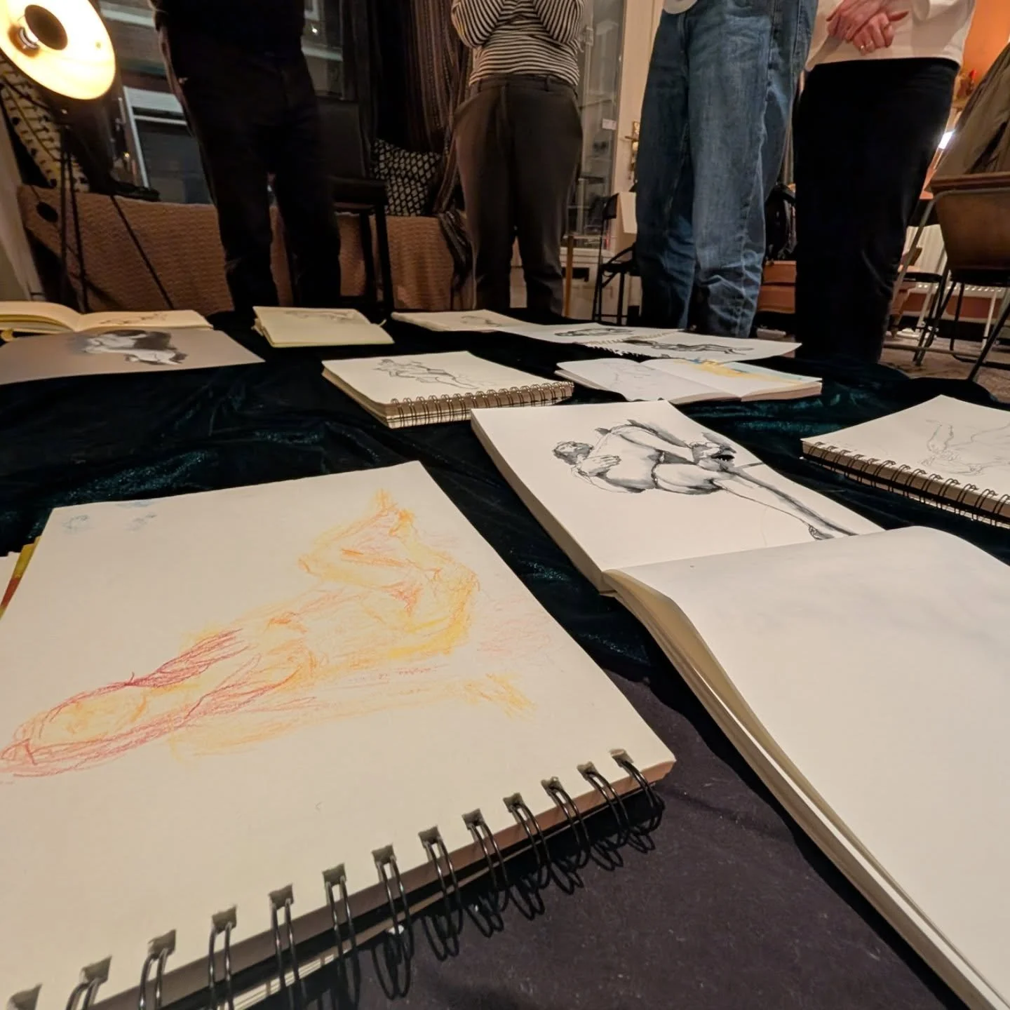 De lente is stiekem al begonnen, de verwarming hoeft niet meer op volle toeren om onze lieve tekenaars en model, te verwarmen hihi! Wil jij ook op een laagdrempelige en ontspannen sfeer komen tekenen? Meld je aan via onze DMs, website of mail🥰

#mod