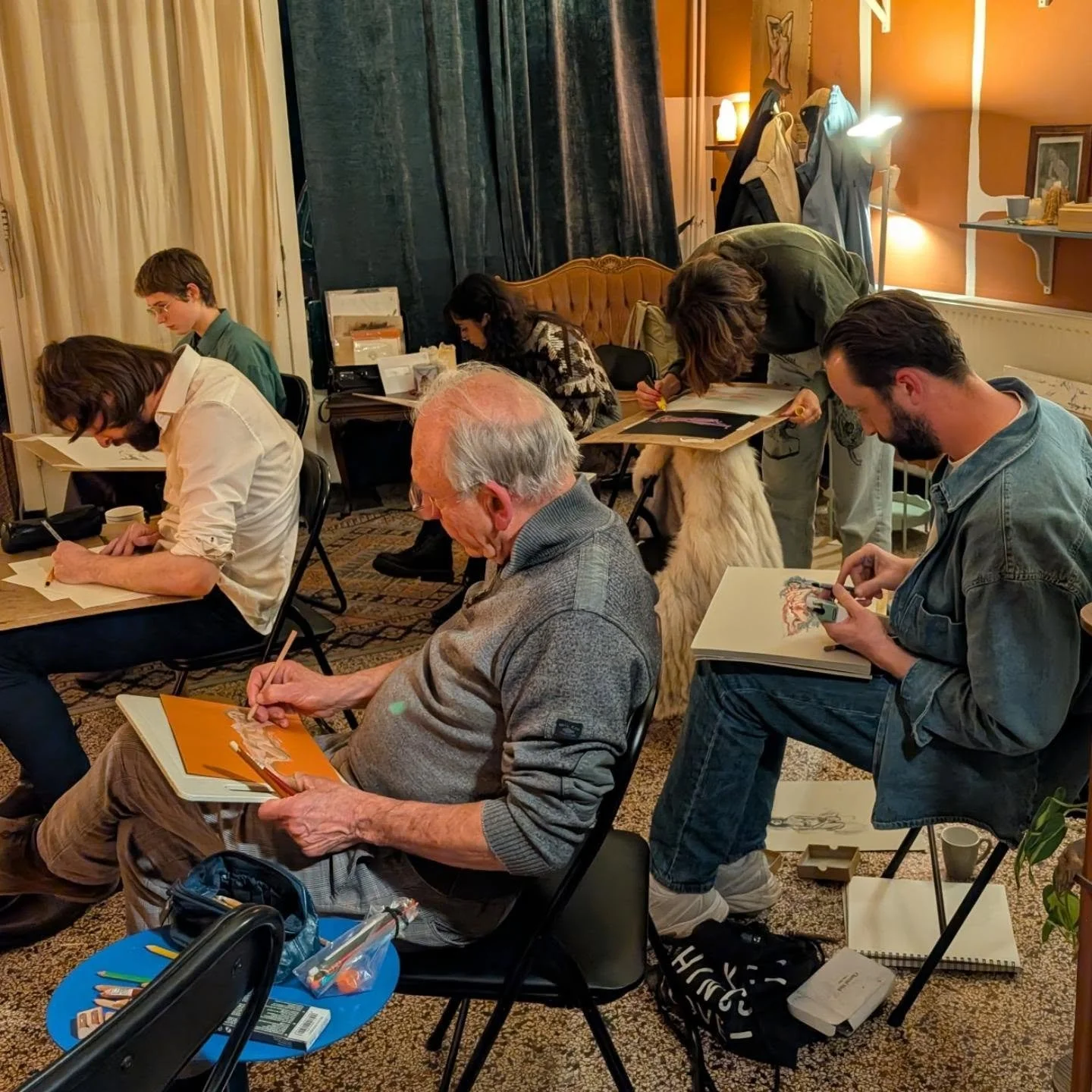 Gisterenavond werd er weer heerlijk getekend bij de dynamische modeltekensessie met ons nieuwe model Cyrine!🧡

#modeltekensessie #modeltekenen #collectiefeigenwijs #arnhem #kunst