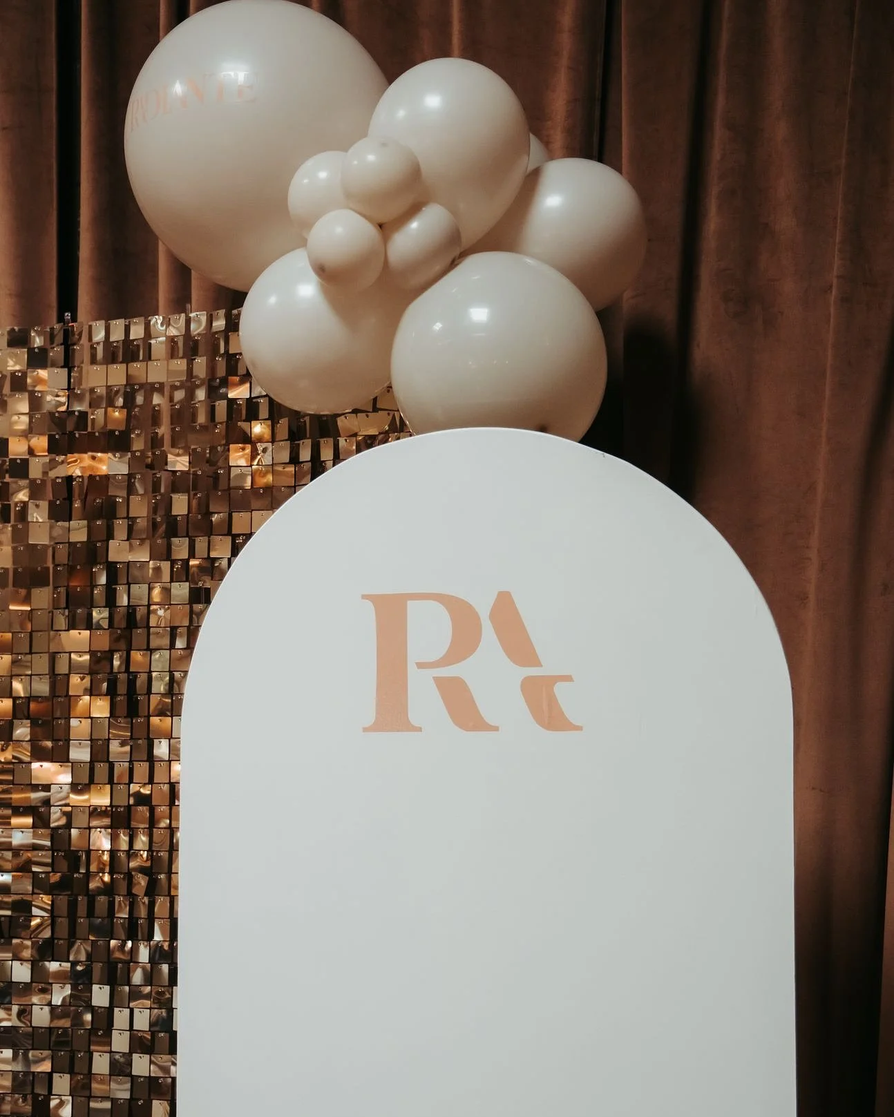 Radiante es m&aacute;s que un espacio: es una comunidad de mujeres que deciden volver a s&iacute; mismas. Es un refugio donde nos permitimos pausar, respirar y reconectar con nuestro cuerpo, nuestra esencia y nuestras emociones. Aqu&iacute; no venimo