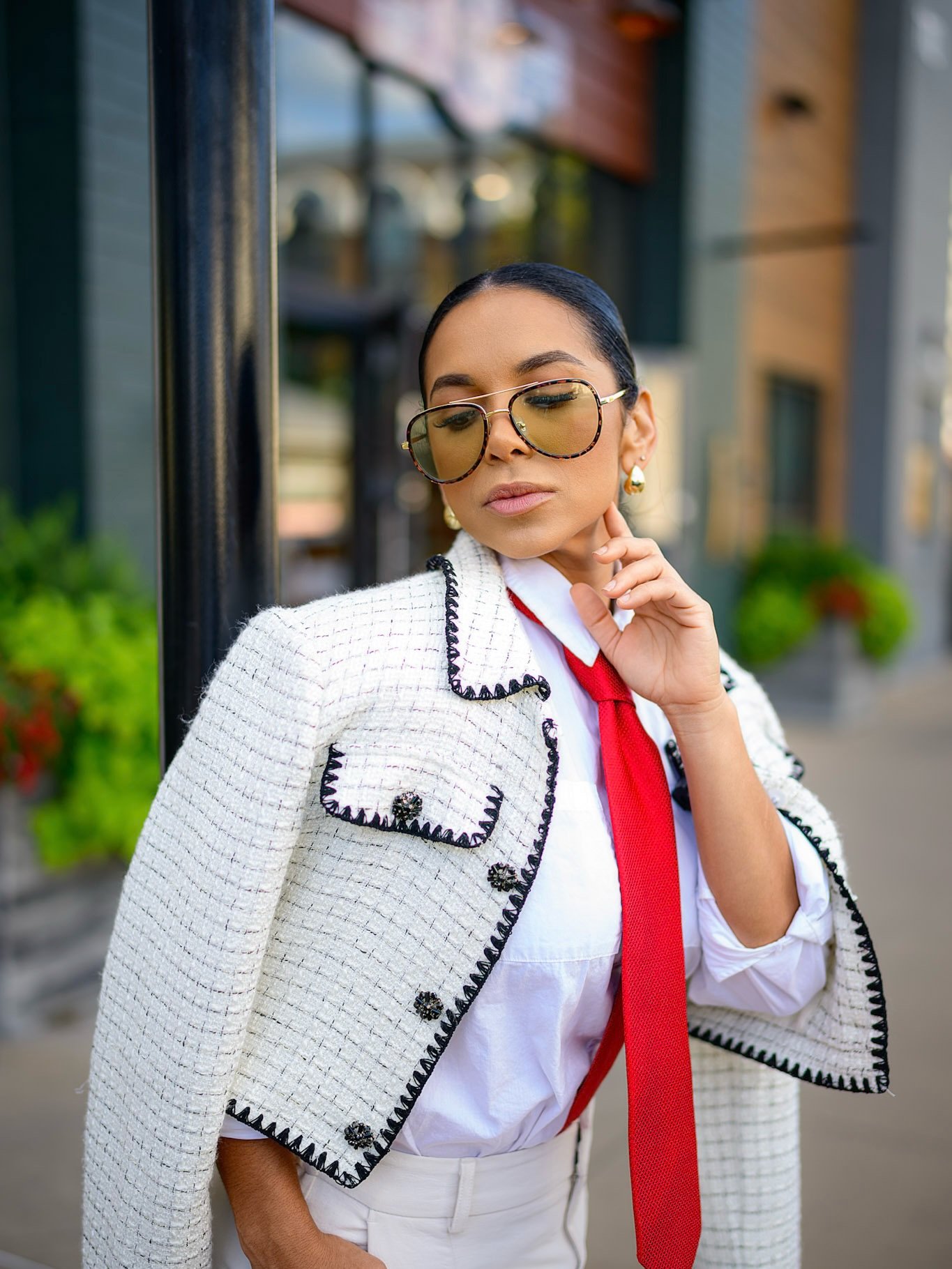 Salir de tu zona de confort puede revelar una versi&oacute;n m&aacute;s fuerte y segura de ti. 🌹&hearts;️

A veces, un paso valiente lo cambia todo. ✨ 

📸 : @sjsquaredphotos 

#alinsonblanco #radiante #mujerradiante #photoshoot #portraitphotography