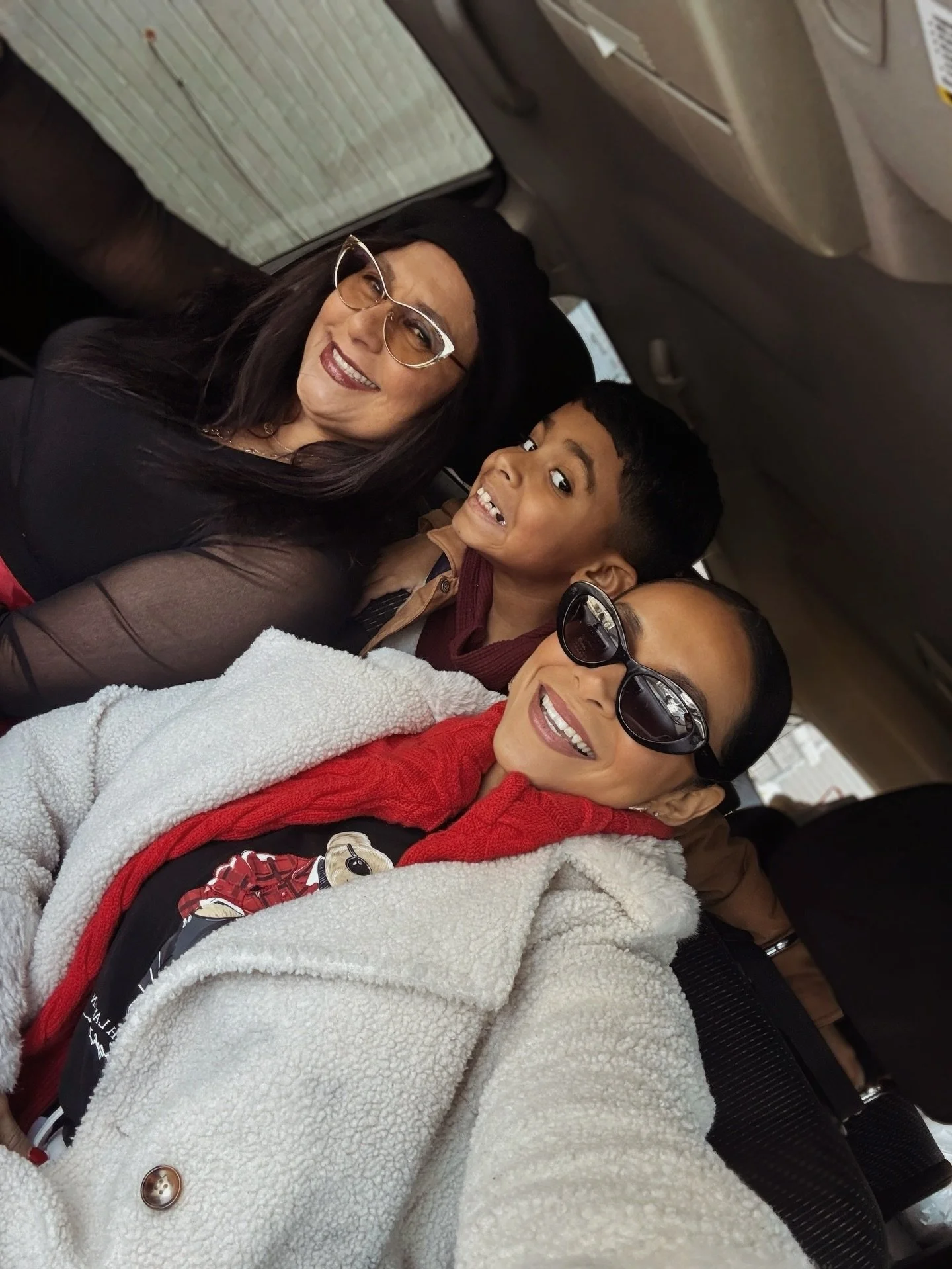 Tanto por agradecer ✨ 
 Una tradici&oacute;n que con el tiempo se a vuelto nuestra , que hermosa es la vida cuando la vemos con los lentes del agradecimiento . Comer , bailar , re&iacute;r&hellip; esos placeres de la vida que no tienen precio. 
Graci