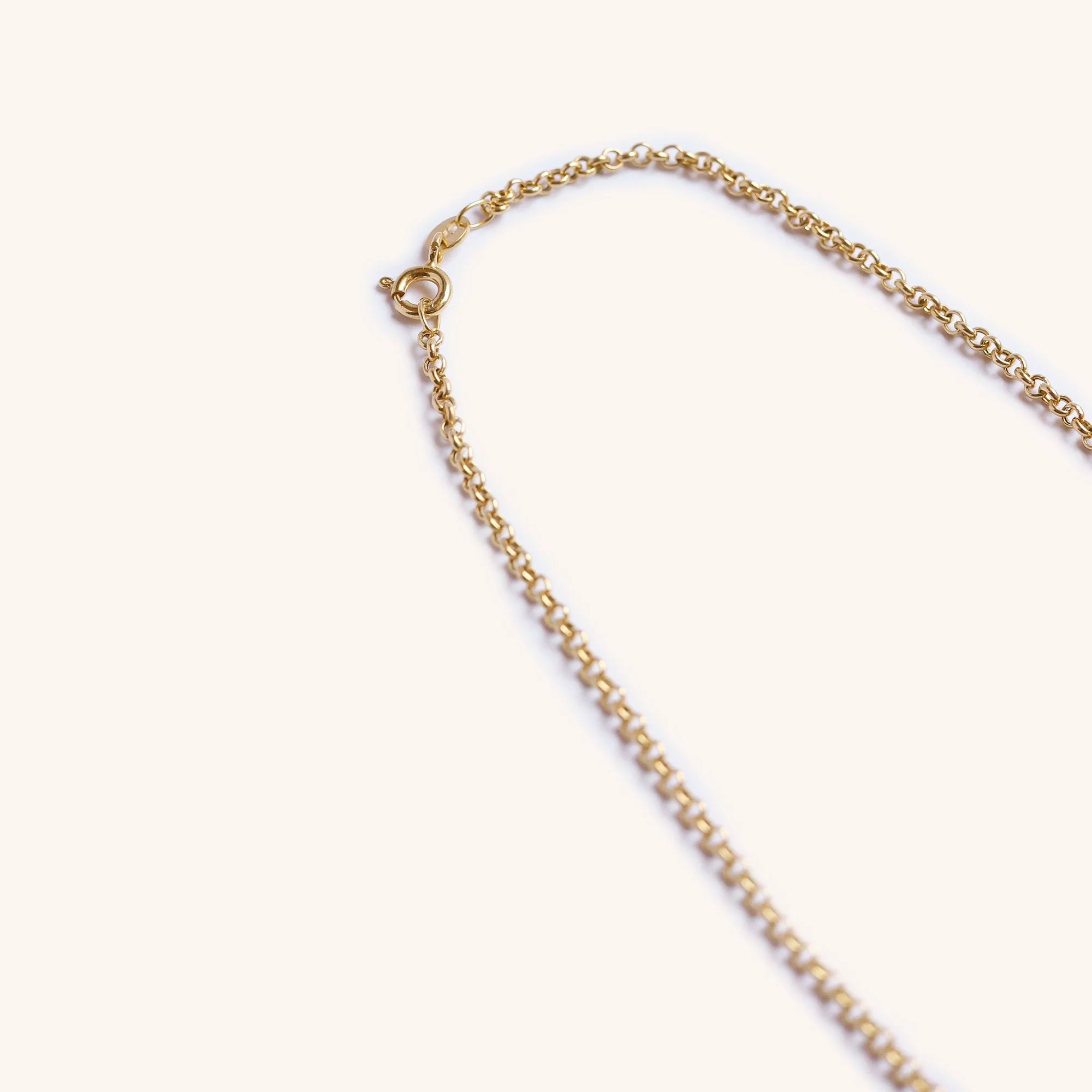 Close-up of 18K solid gold rolo links, handmade chain necklace.