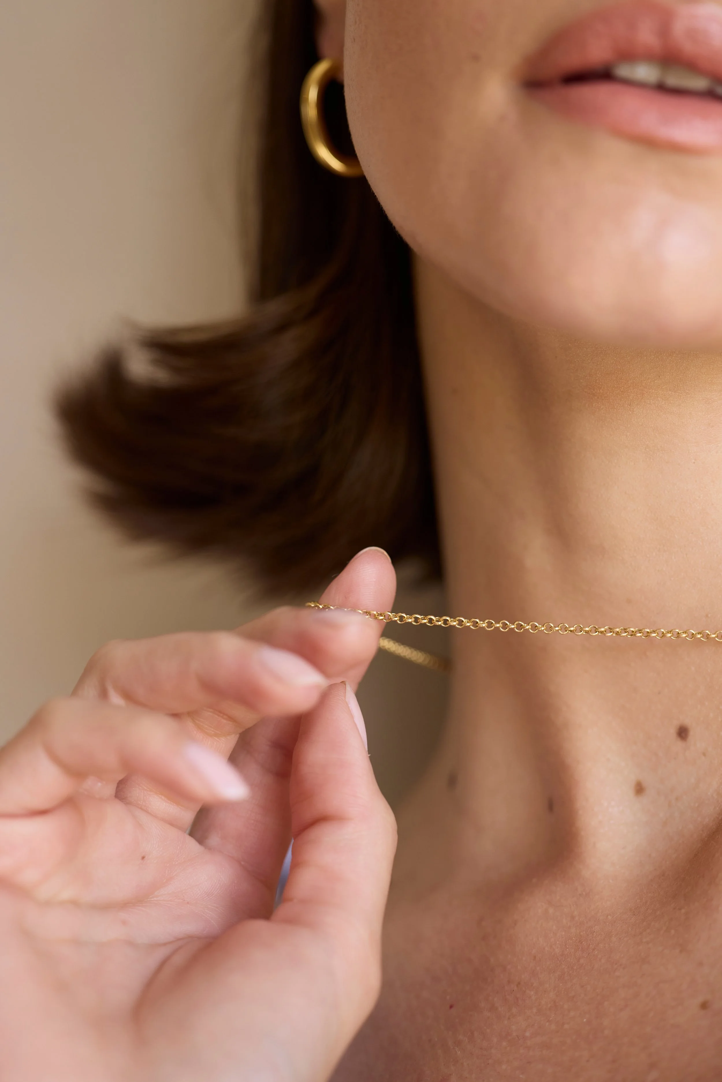 Model wearing 18K gold rolo link chain necklace, minimalist fine jewelry.