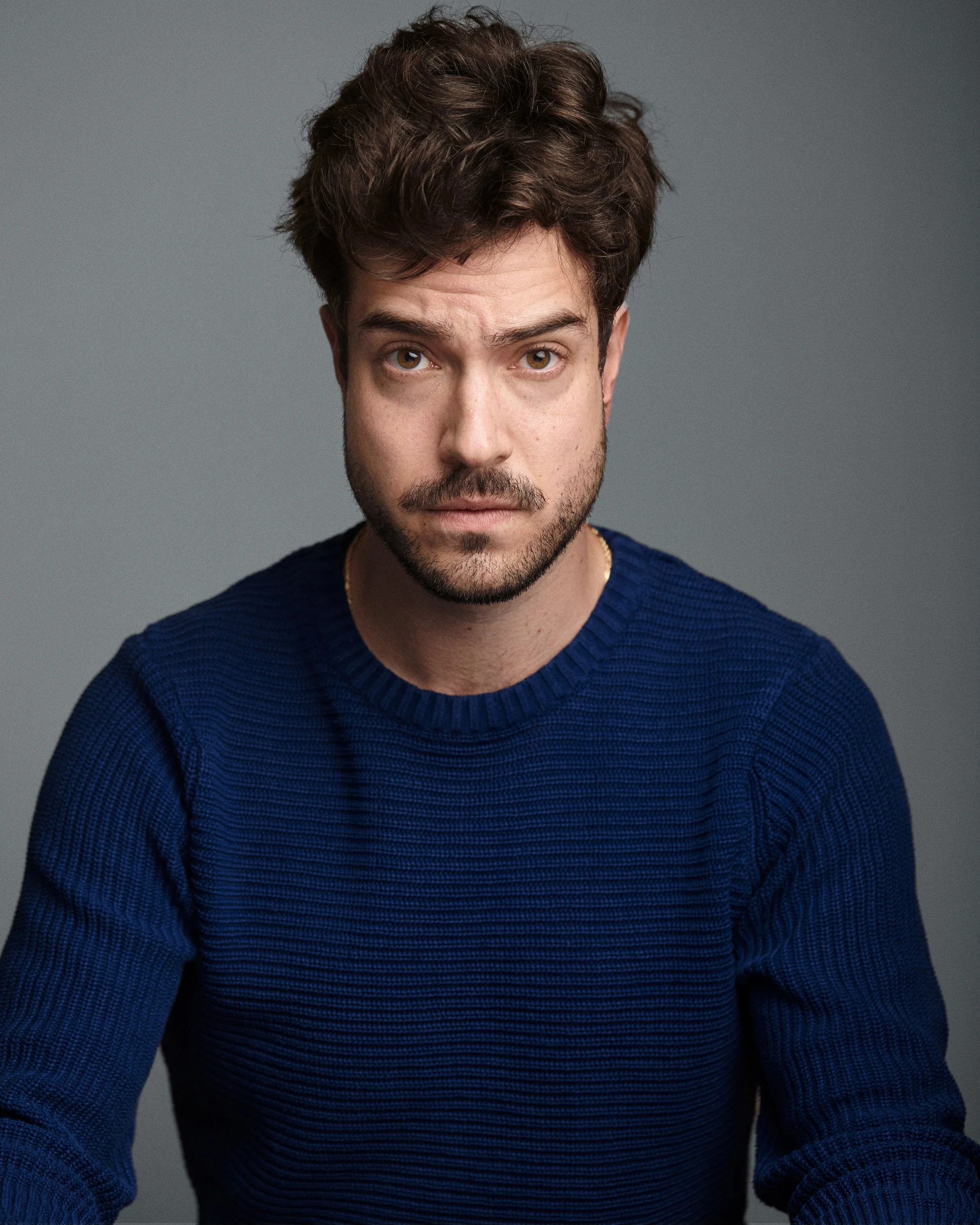 Porträt eines Mannes mit blauem Pullover