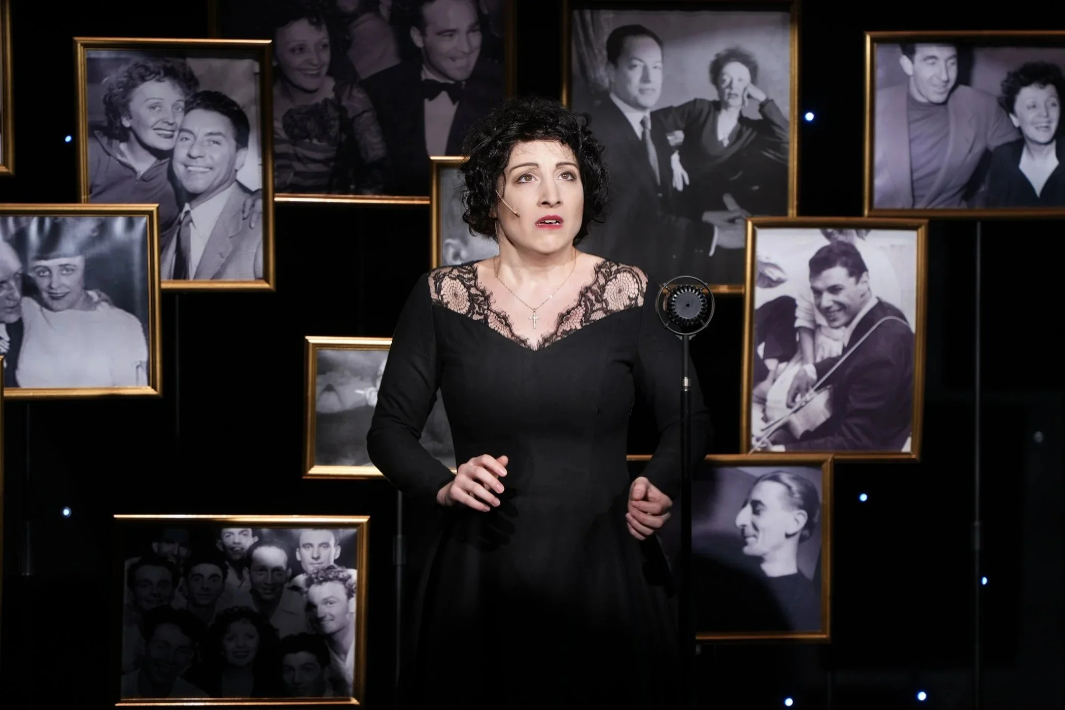 Lasarah Sattler als Edith Piaf vor einem dunklen Hintergrund. Bilderrahmen mit Bildern von Edith Piaf.