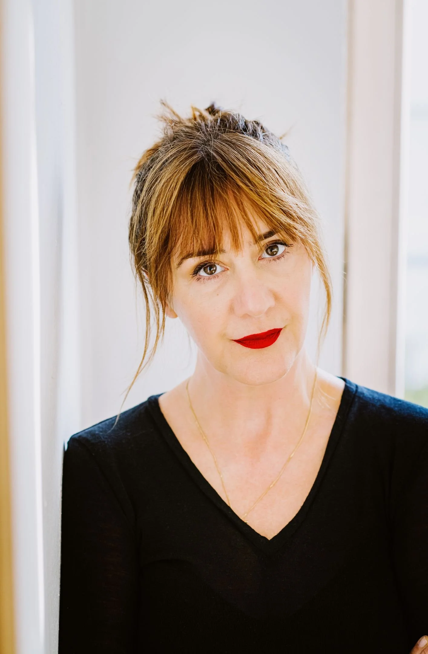 ein Portrait eine Frau mit rotlichen Haaren Hintergrund ist hell