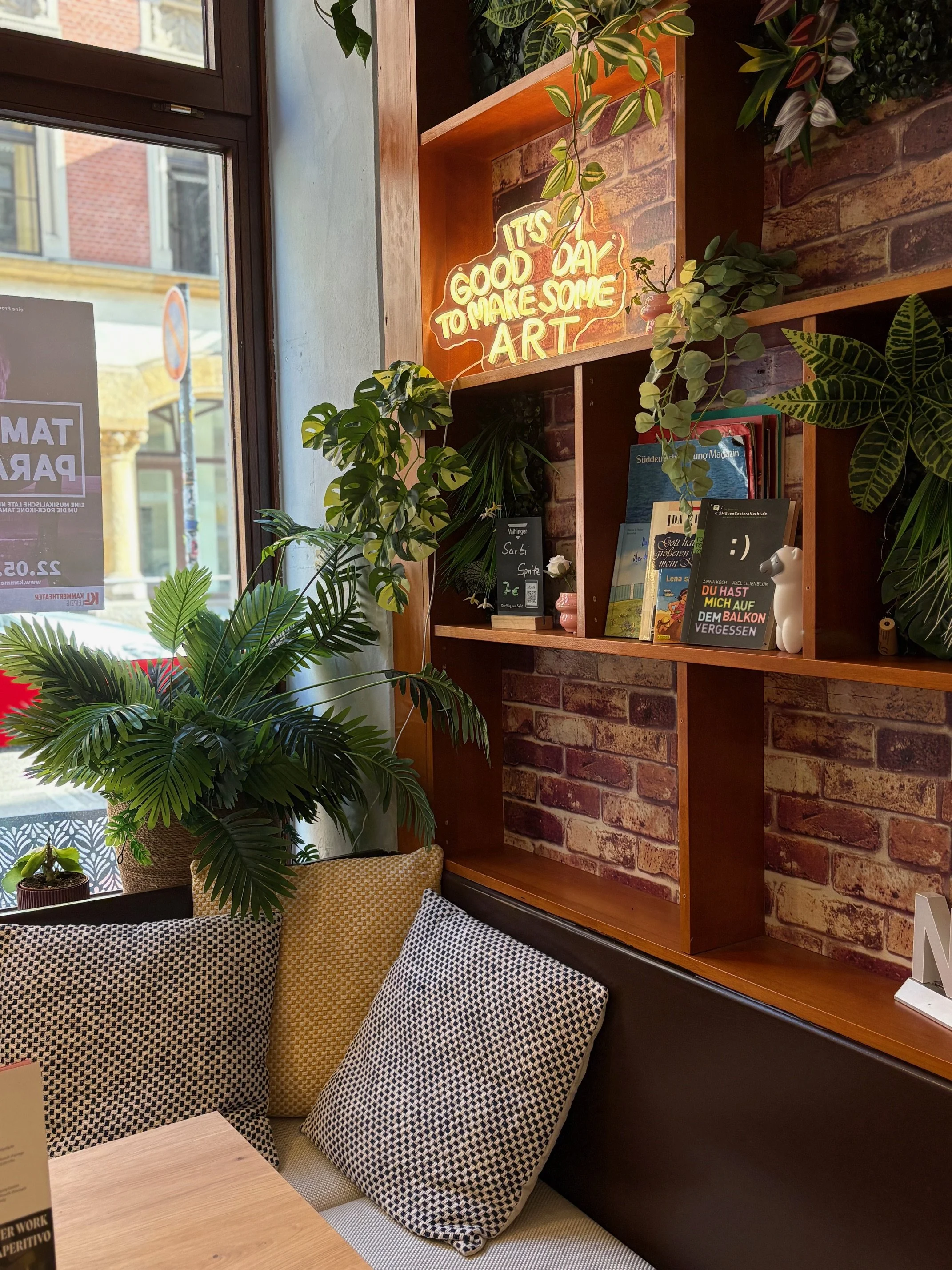 Wandregal mit Sitzecke