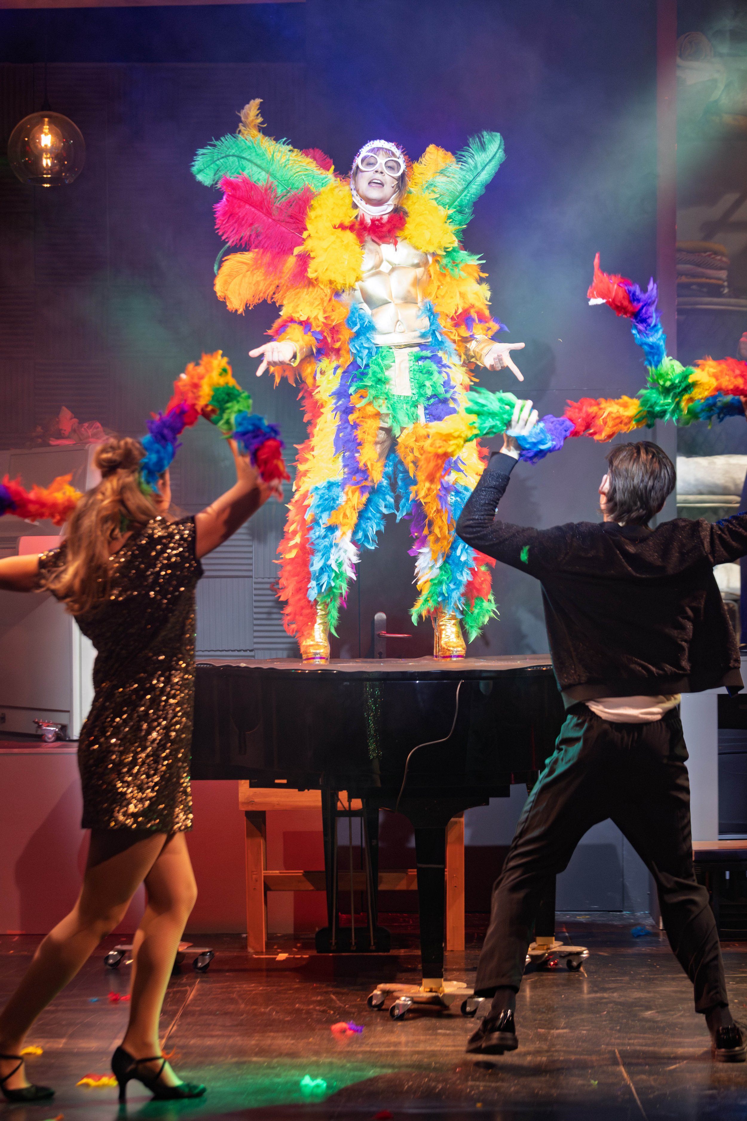Elton John auf Flügel in Federkostüm