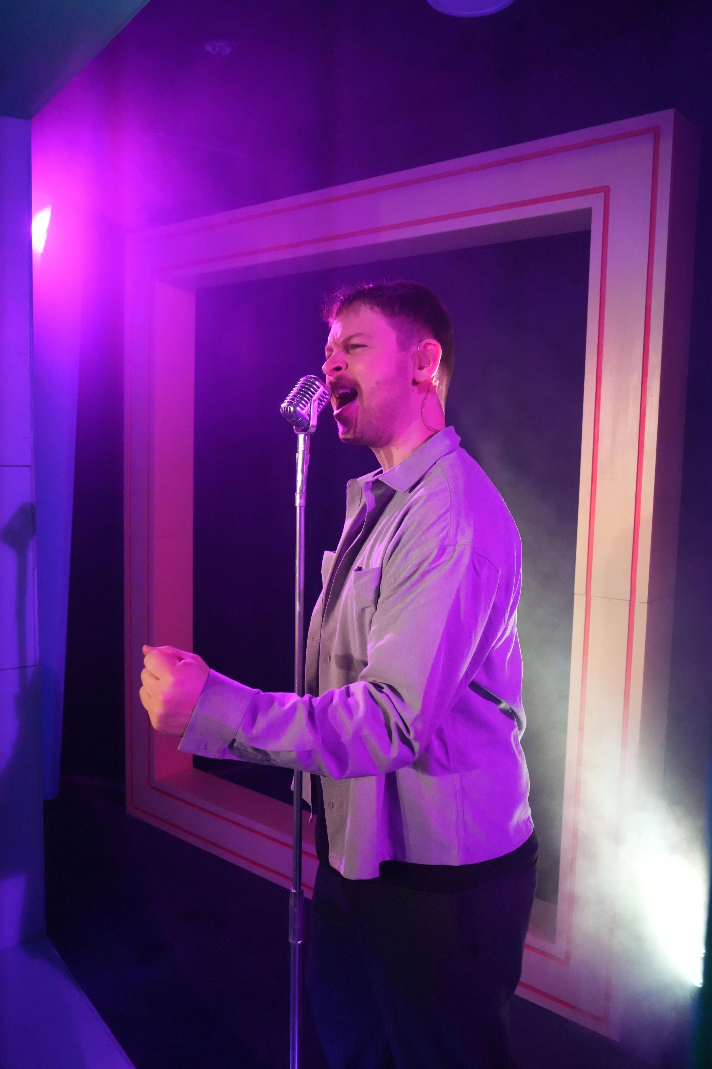 ein Sänger vor einem Mikrofon