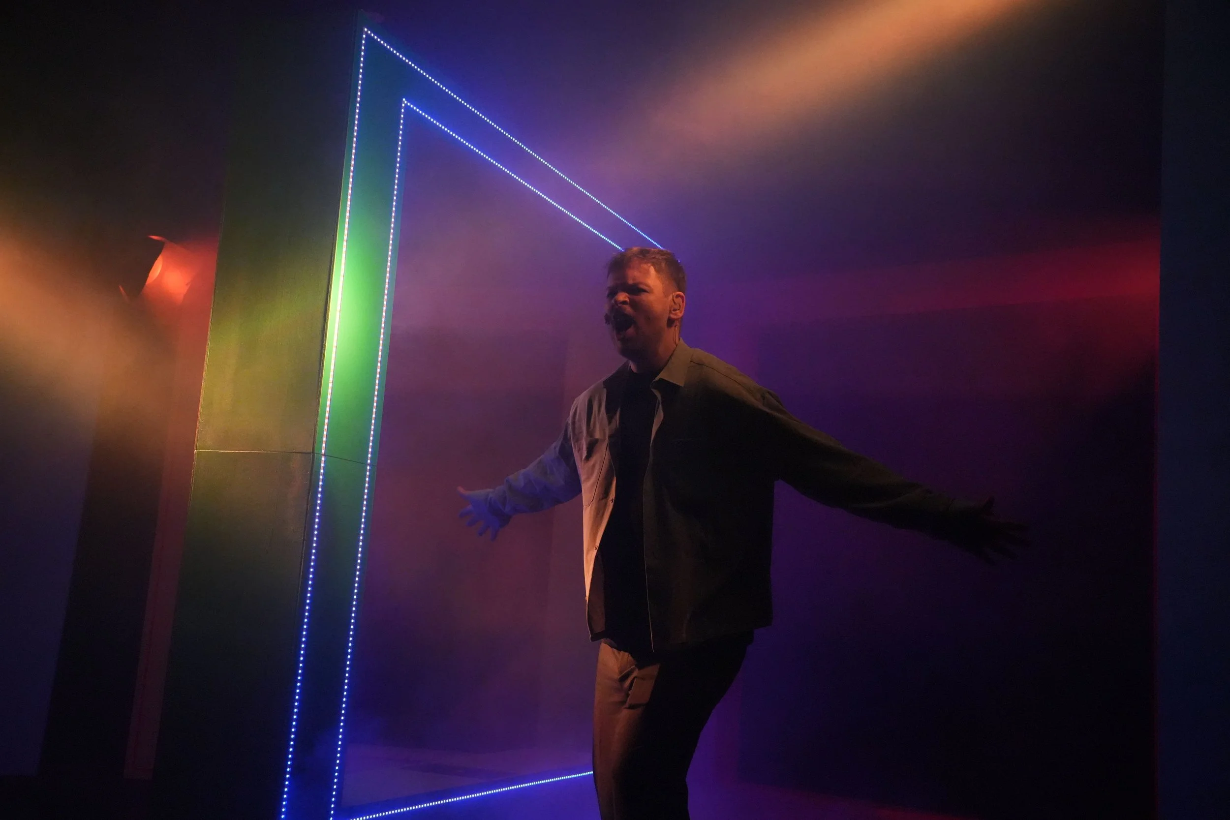 bunte Lichter mit einem Sänger