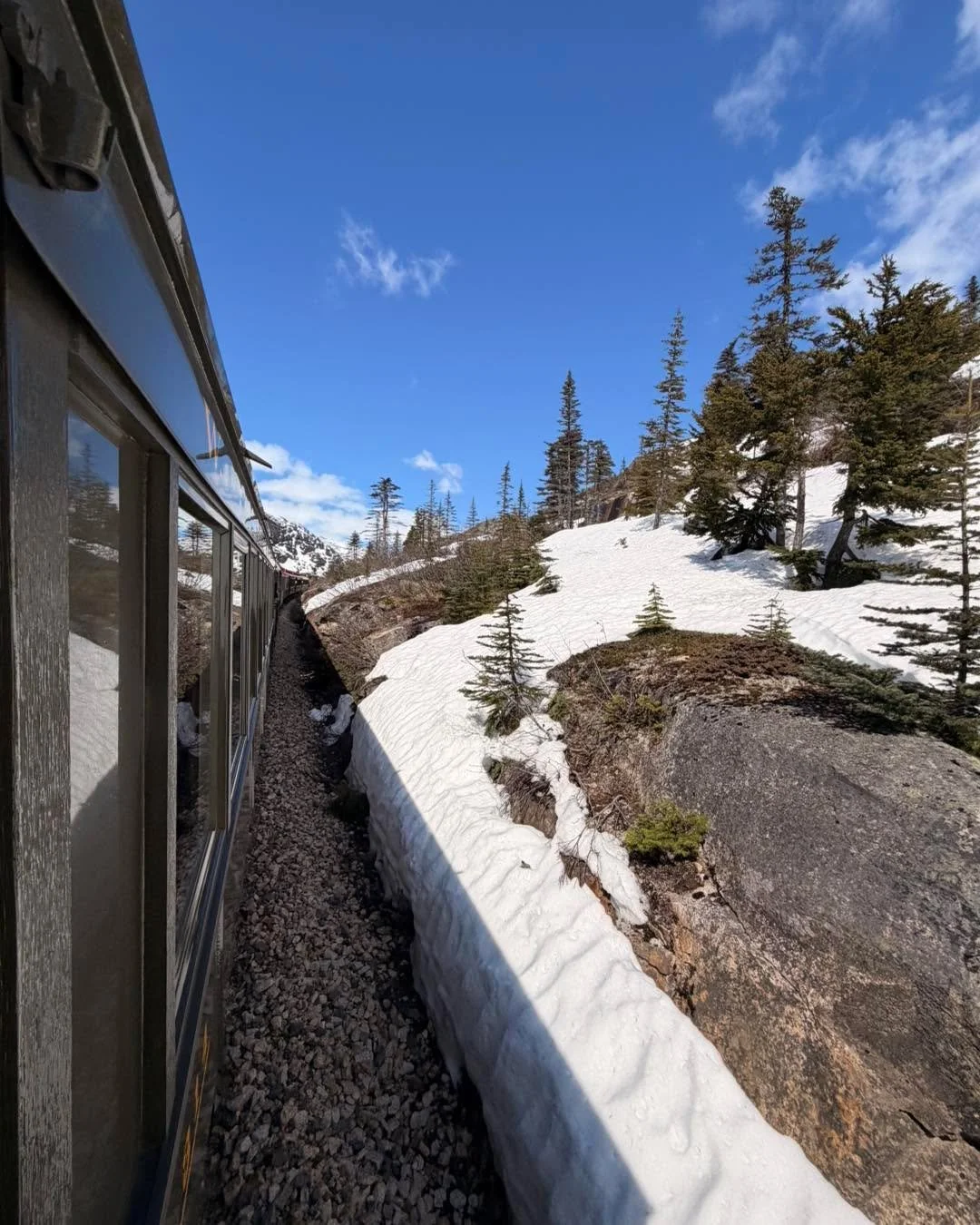 🚂❄️ 𝗔 𝗦𝗡𝗘𝗔𝗞 𝗣𝗘𝗔𝗞 𝗙𝗥𝗢𝗠 𝗔𝗟𝗔𝗦𝗞𝗔 ❄️🚂

We&rsquo;re currently travelling aboard the iconic White Pass &amp; Yukon Route Railway&hellip; and honestly, the scenery is something straight out of a film. 🇺🇸🏔️🇨🇦

Snow-covered mountains