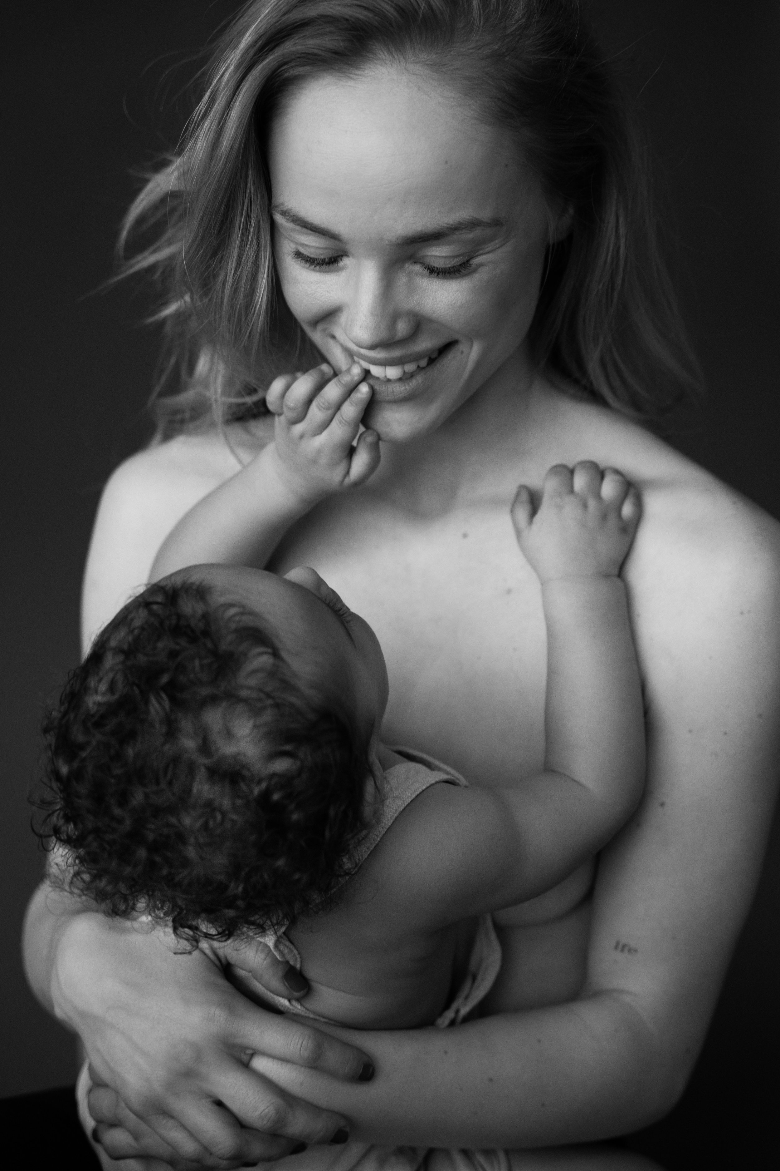 Intiem portret van moeder en dochter in de studio in Amsterdam