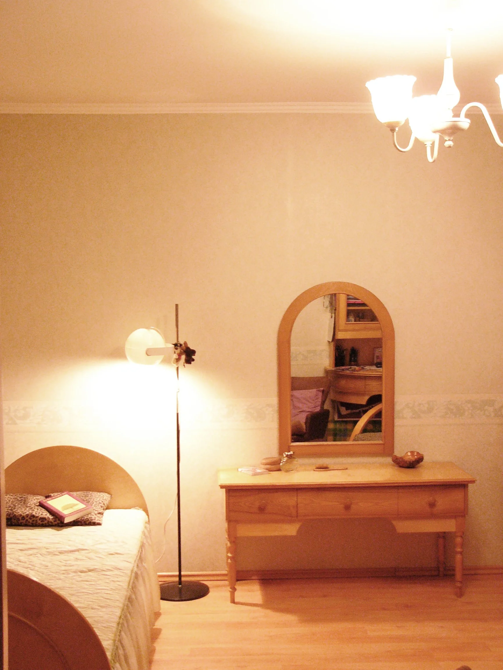 JB mebeles_02a_mazais galds_spogulis.jpg