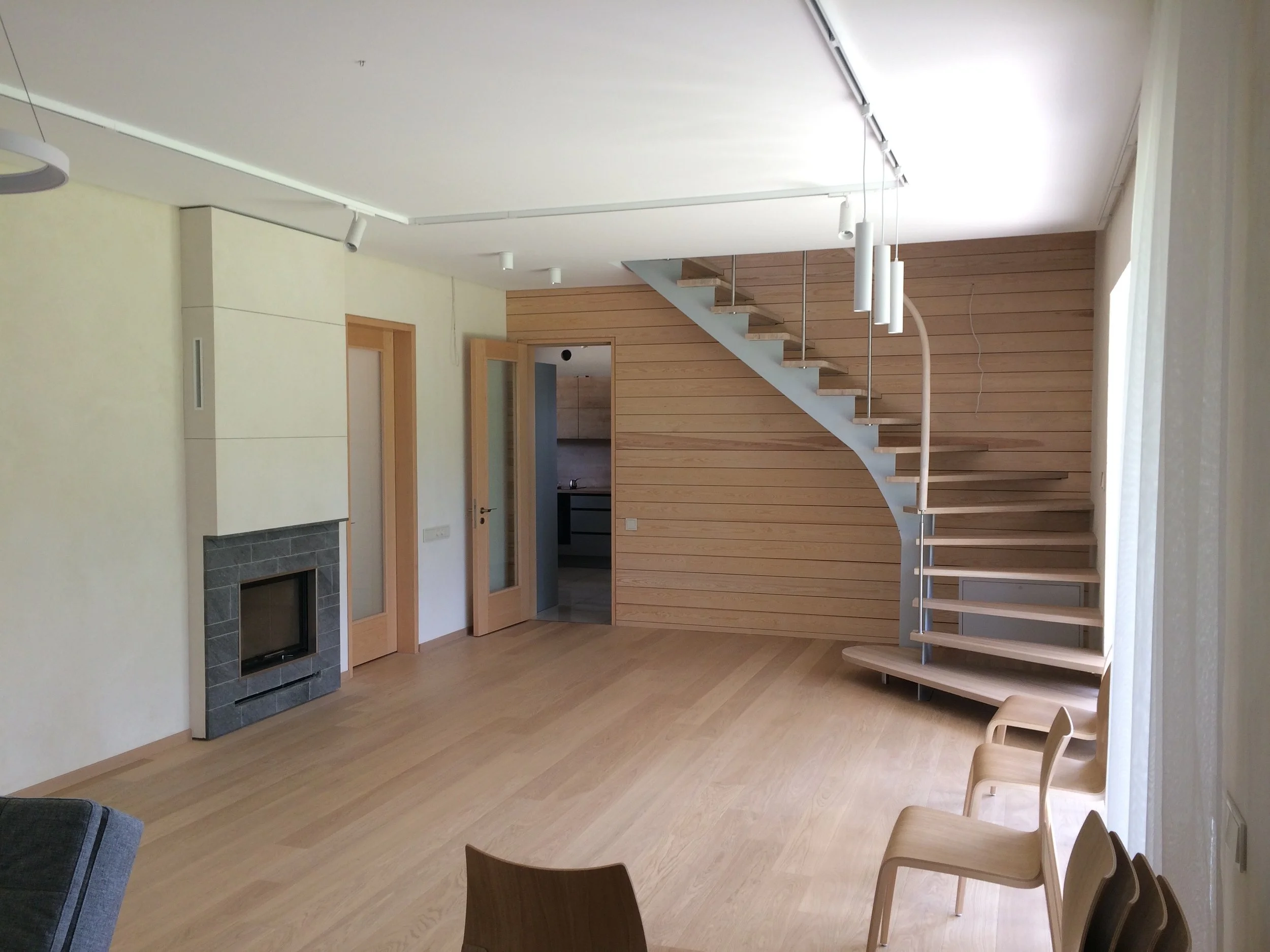 Savrupmājas interjers Stopiņos