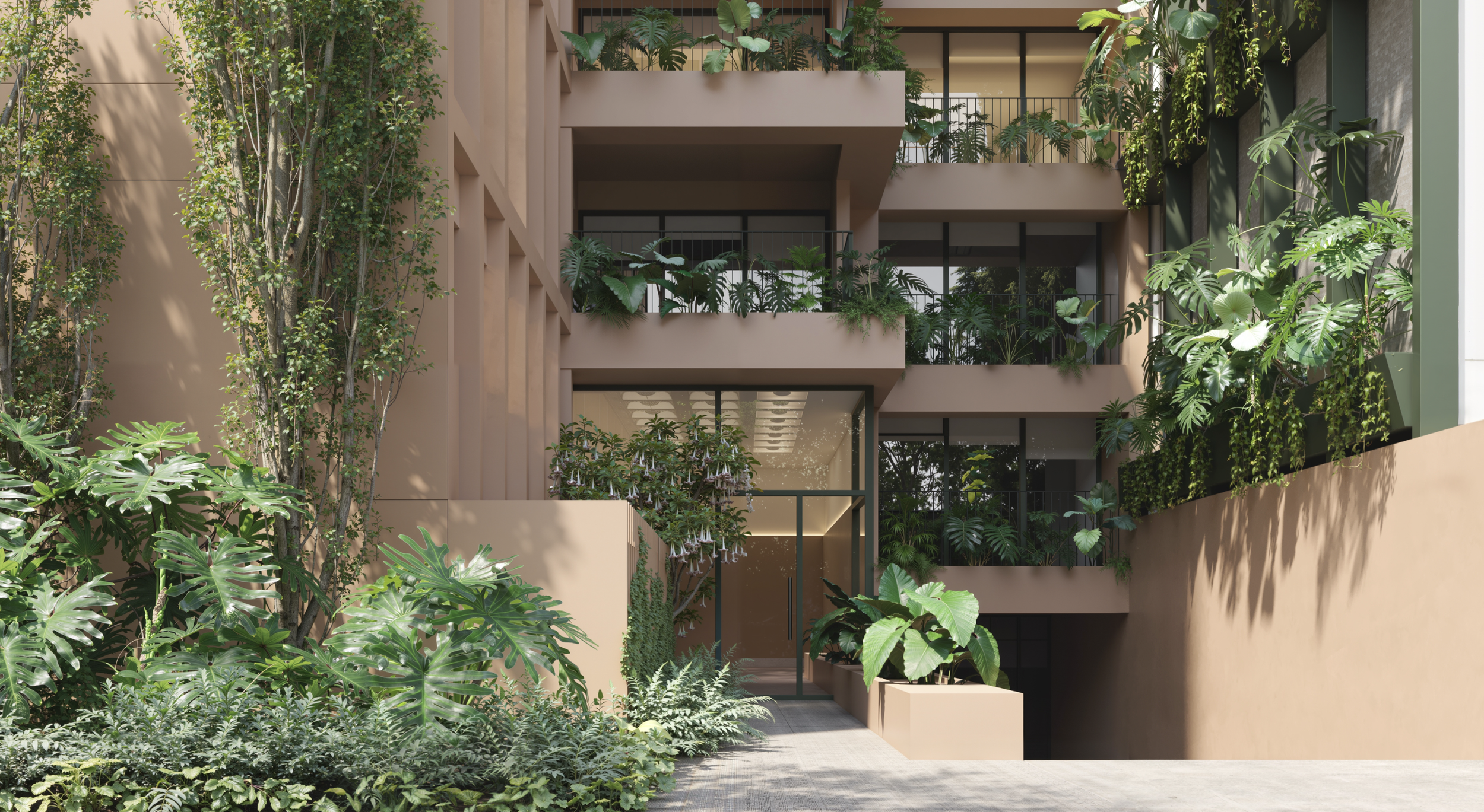 Fachada de un edificio con muchas plantas verdes y ramas que crecen en los balcones y paredes, con ventanas grandes y un camino de entrada.