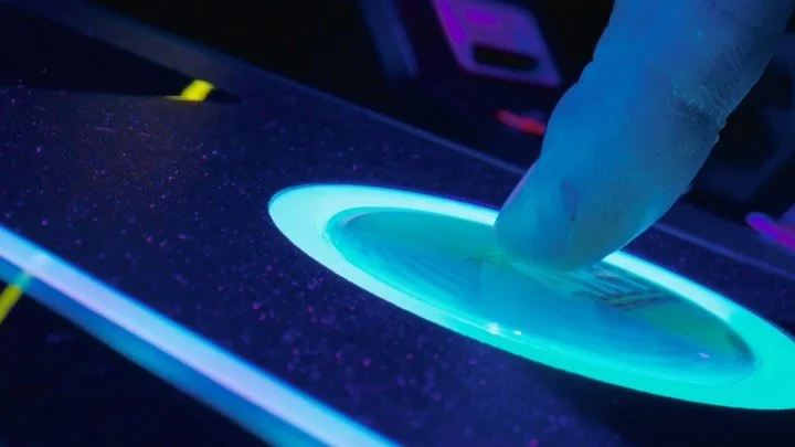 The result of a day in a very dark, very small but, thankfully, very air conditioned room with a handful of talented folks 🙌

Some colourful recent work for @wallbreaker_video featuring my actual neighbour @adelemarieheenan and the excellent Tom Bri