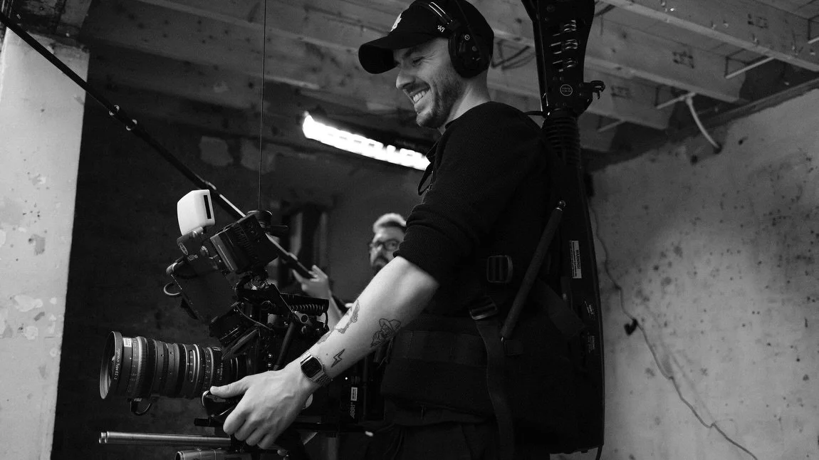 In Good Hands BTS - Part 1 🩸

Last week, I shot a single-take short film alongside some of my best friends - I was gonna post about what a pleasure and an honour it was, but the smiles say it all 🎥

Incredible BTS by the one and only @gottichelli ?