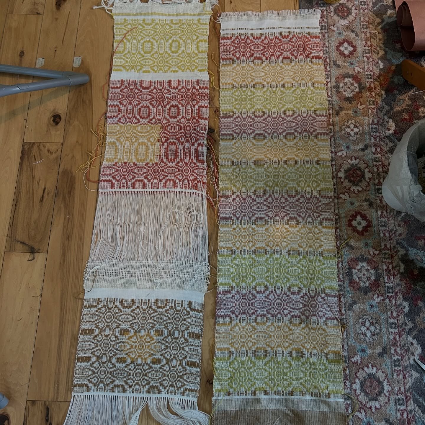 Fresh off the loom. Alpaca warp with naturally dyed wool weft. Swipe for my new baby chicks. Expanding the flock 💕