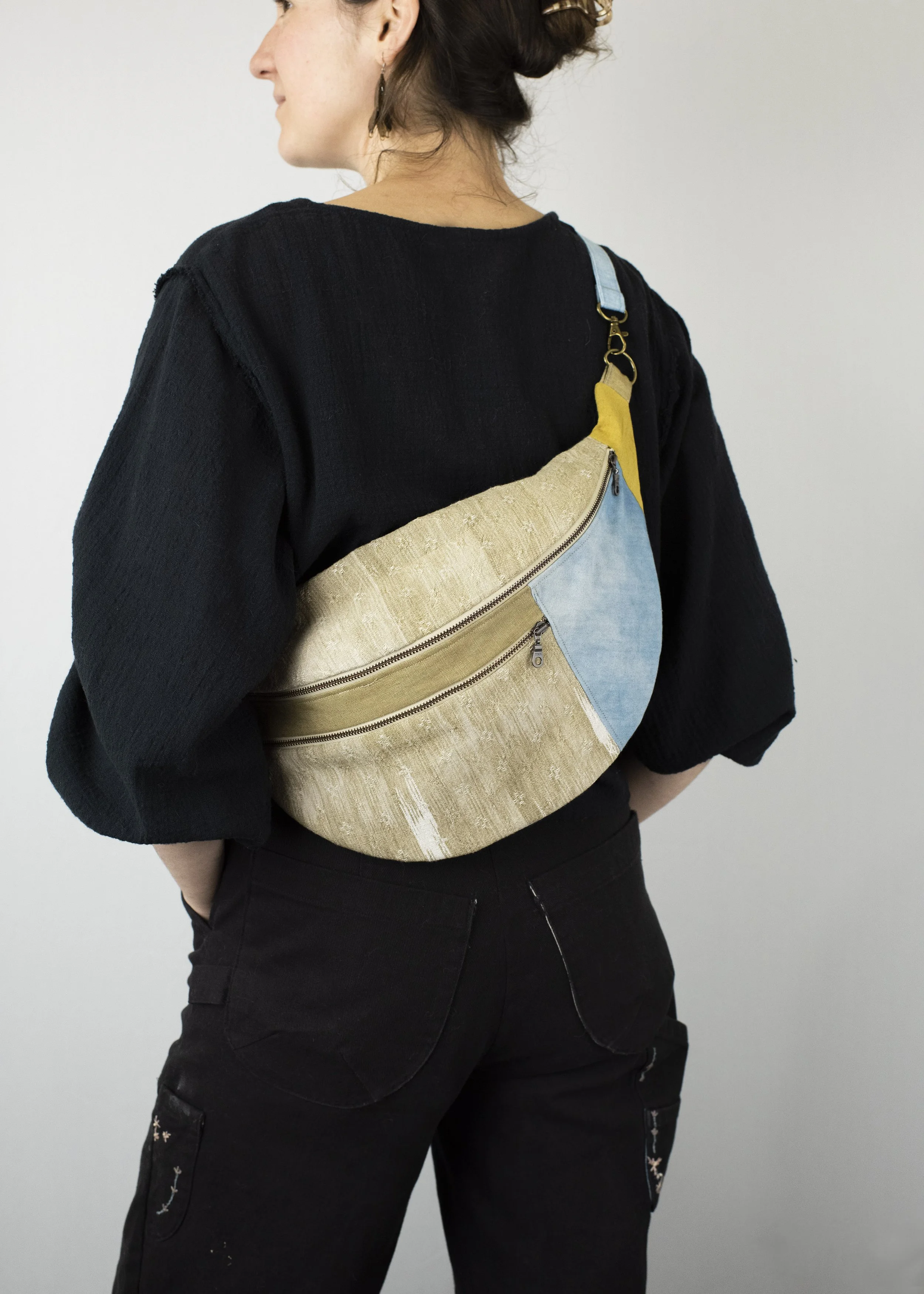 Fanny Bag, adjustable straps, with handwoven fabric and commercial linen. Natural dyes. 2025.