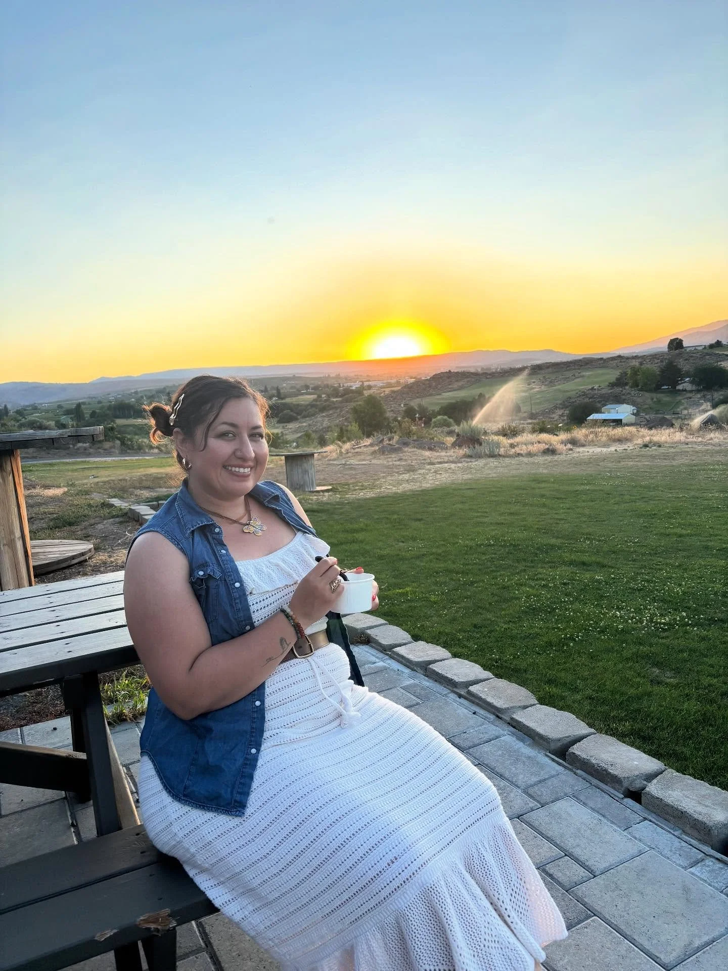 Empec&eacute; a llamar a esa chica de vuelta...
La chica que amaba vivir, la chica que bailaba en lugar de caminar.
La chica que ten&iacute;a girasoles por ojos y fuegos artificiales en el alma.
Empec&eacute; a tocar m&uacute;sica de nuevo, esperando