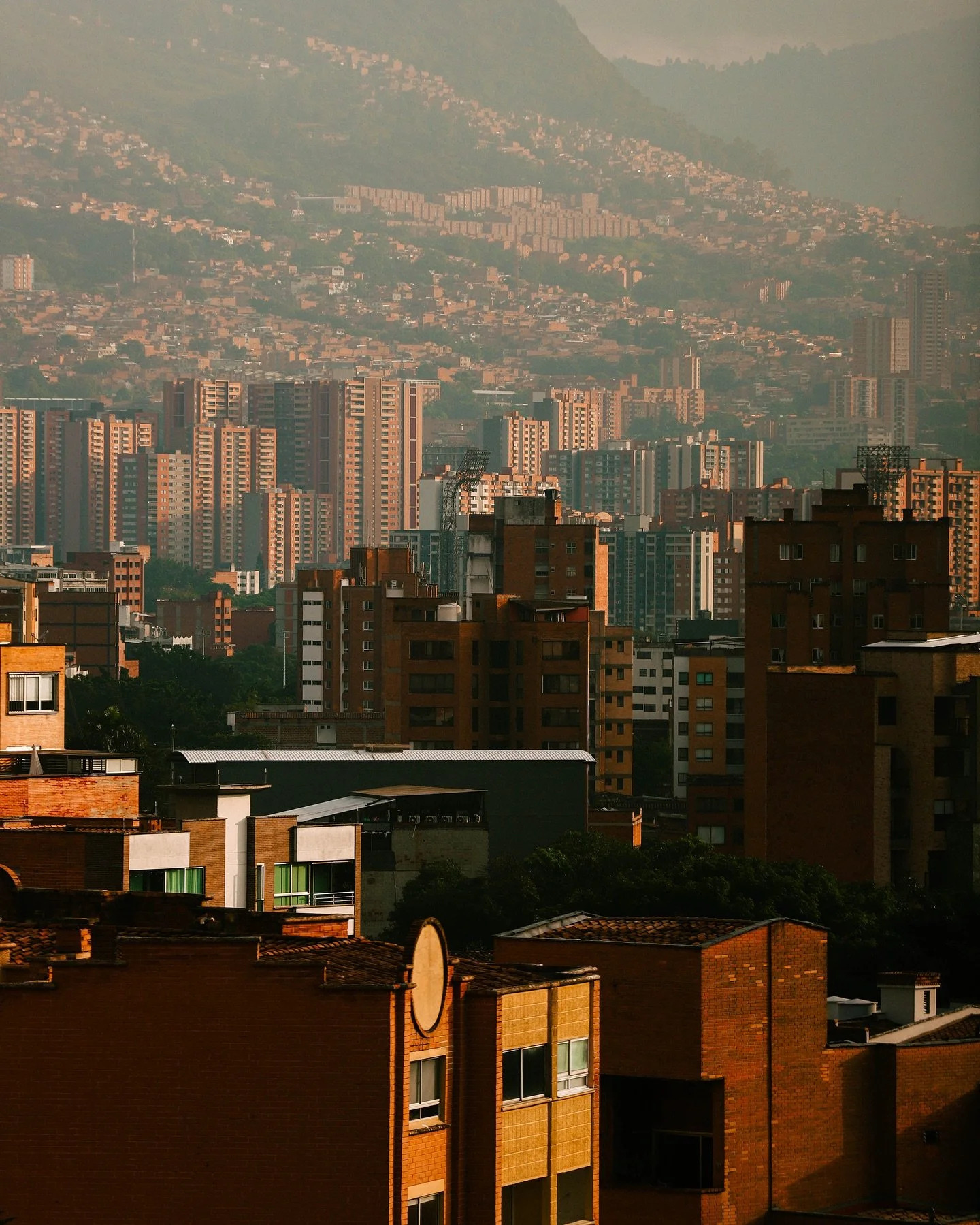 A beautiful sunrise from Laureles, Medellin. It&rsquo;s worth it to book the high rise and wake up to a view like this&hellip;motivating, elegant, and a mixture of city and nature all in one as the sun bursts through the early morning haze☀️🌆🌴