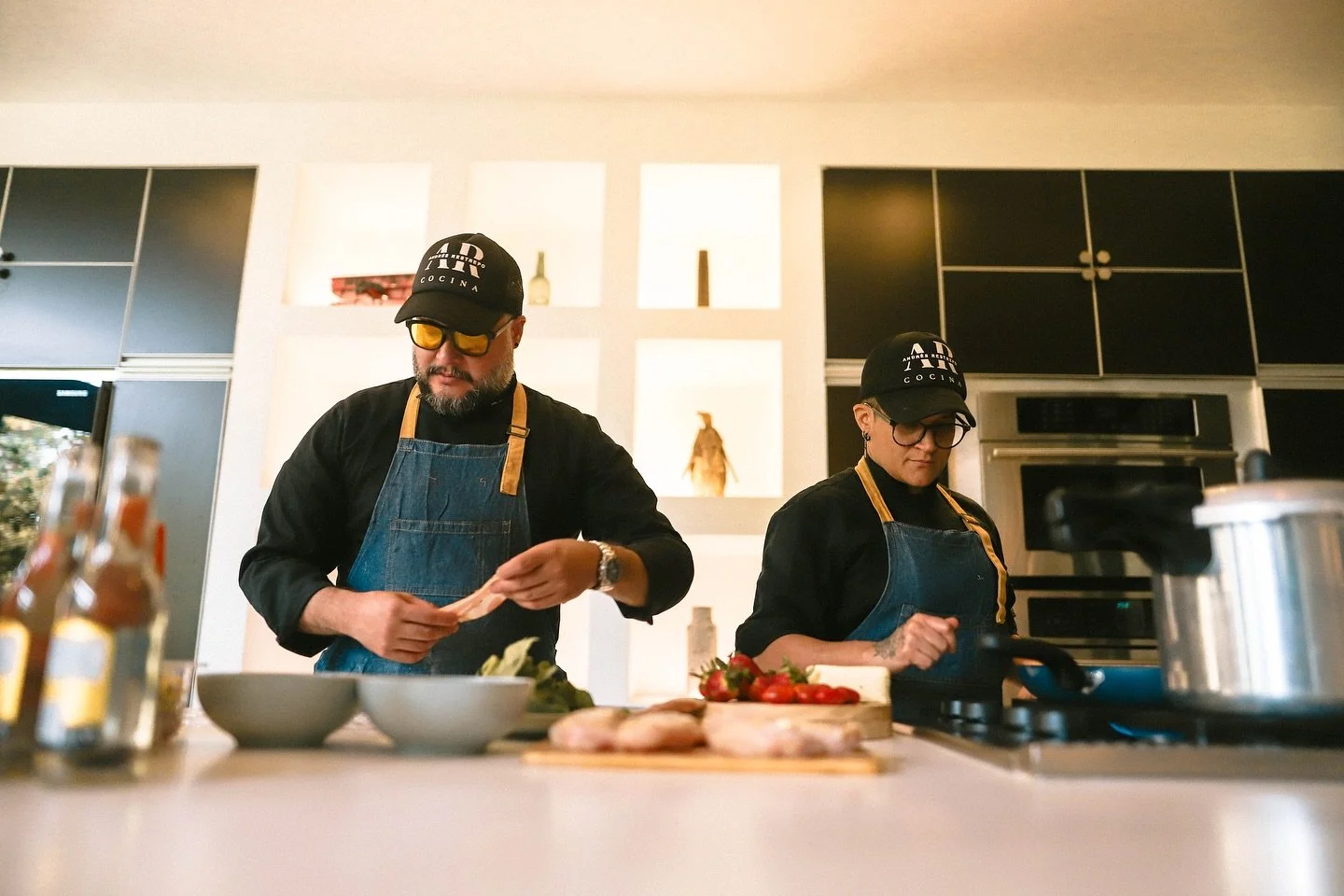 Medell&iacute;n&rsquo;s got a food scene that&rsquo;ll spoil you, no doubt. But there&rsquo;s something special about a five-star meal without leaving home.
-
 @chef_en_casa_ and @chefencasa_mulier bring the skill, the flavor, and the kind of care th