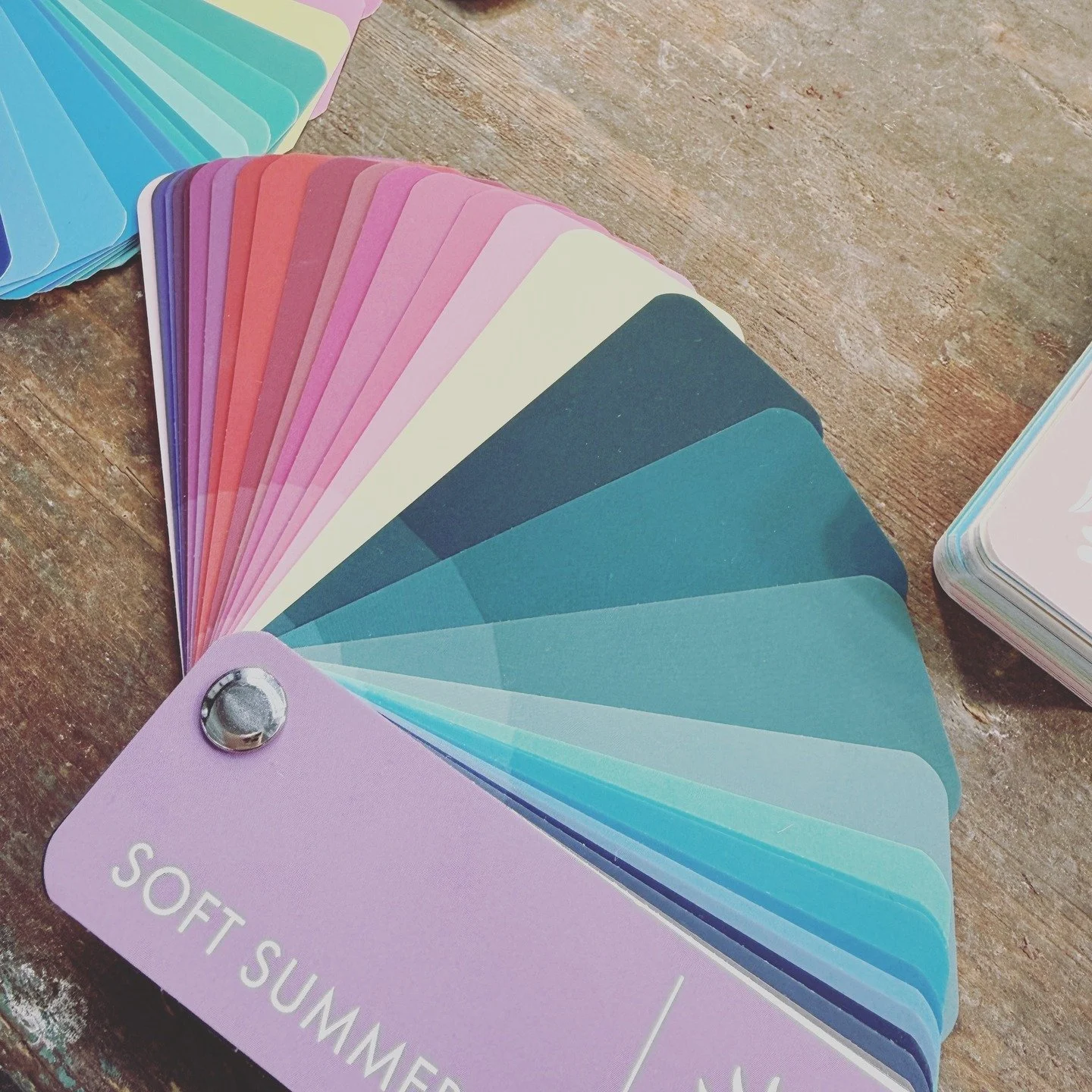 V&auml;rit eiv&auml;t ole vain ulkon&auml;k&ouml;&auml;. Ne vaikuttavat siihen, milt&auml; meiss&auml; ja ymp&auml;rill&auml; tuntuu.
Kun omat v&auml;rit l&ouml;yt&auml;v&auml;t paikkansa, olo usein rauhoittuu ja kevenee. Sama ilmi&ouml; toistuu my&o