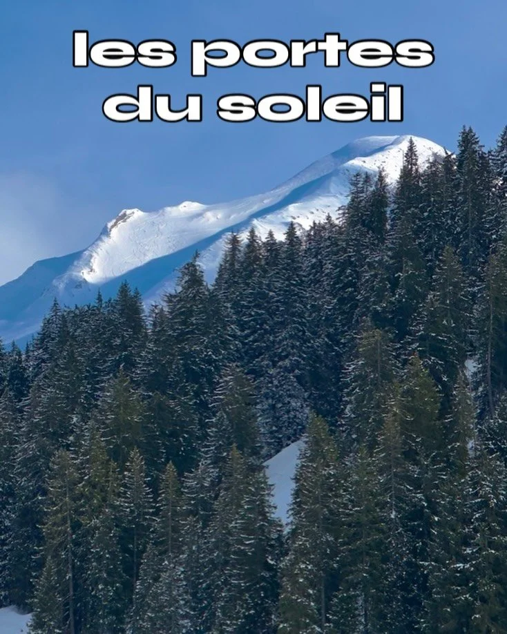 Soleil , neige fra&icirc;chement tomb&eacute;e de la nuit le domaine des PDS nous invite sur ses pistes de skis .