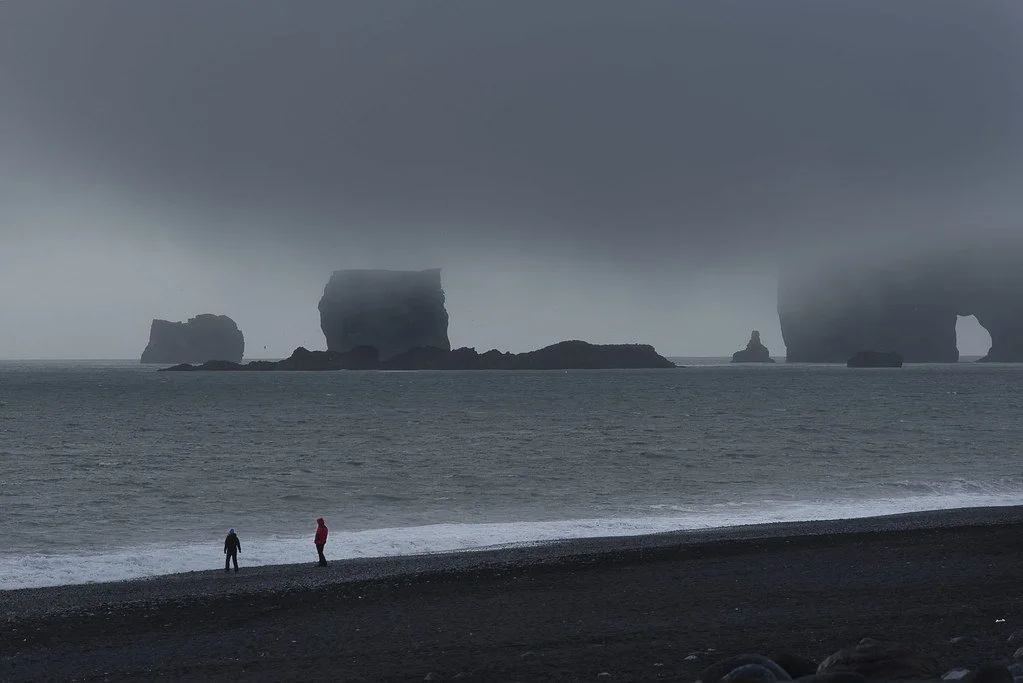 islande plage 2 silouhettes