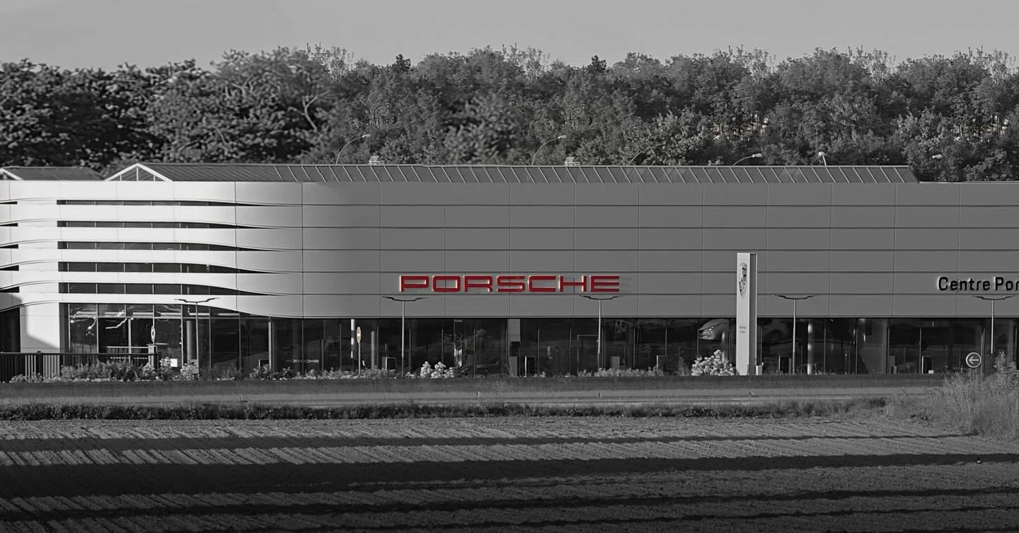 Travail N&amp;B avec Logo rouge Porsche