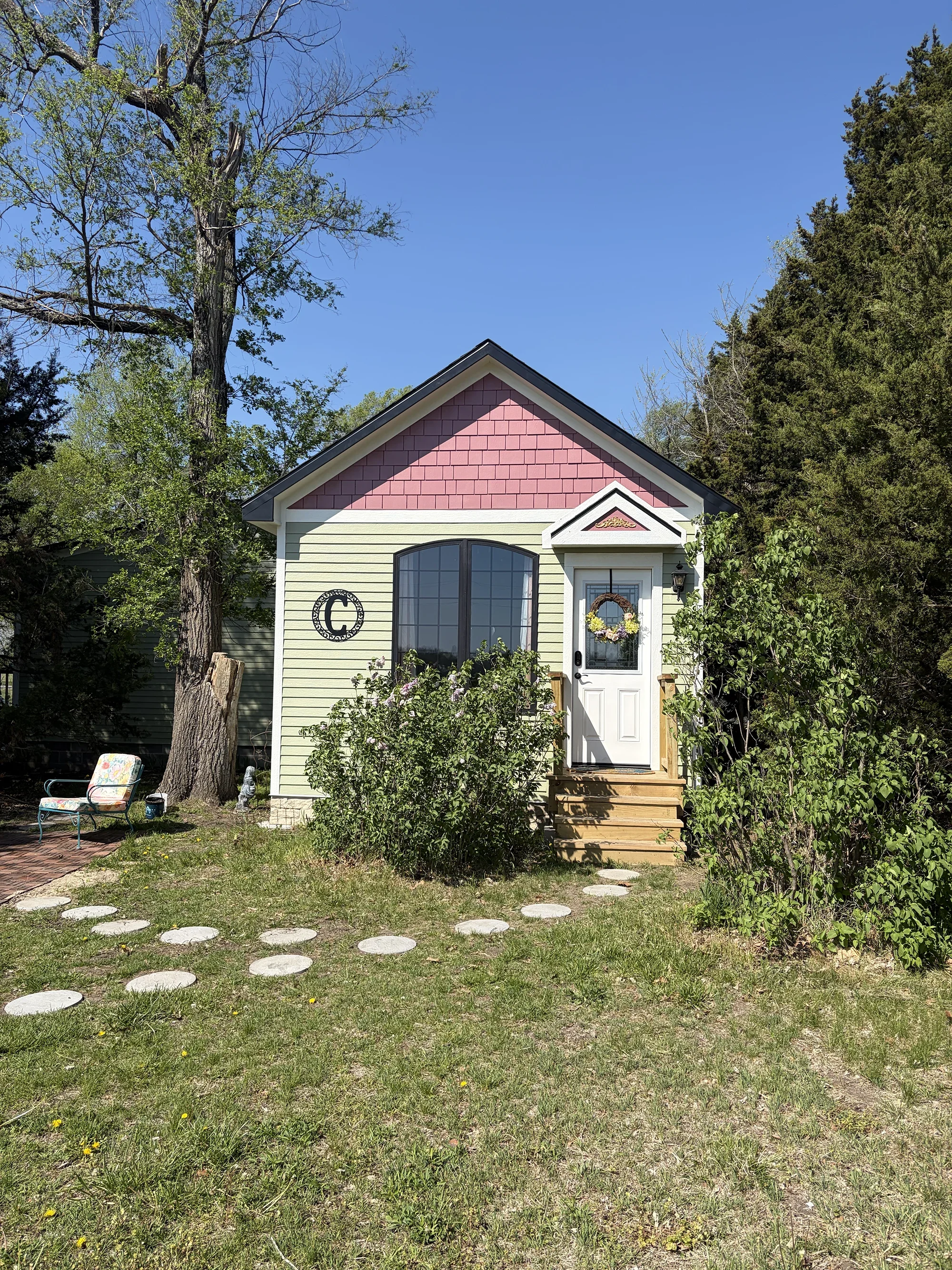 the-little-chateau-airbnb-getaway-emporia-kansas.webp