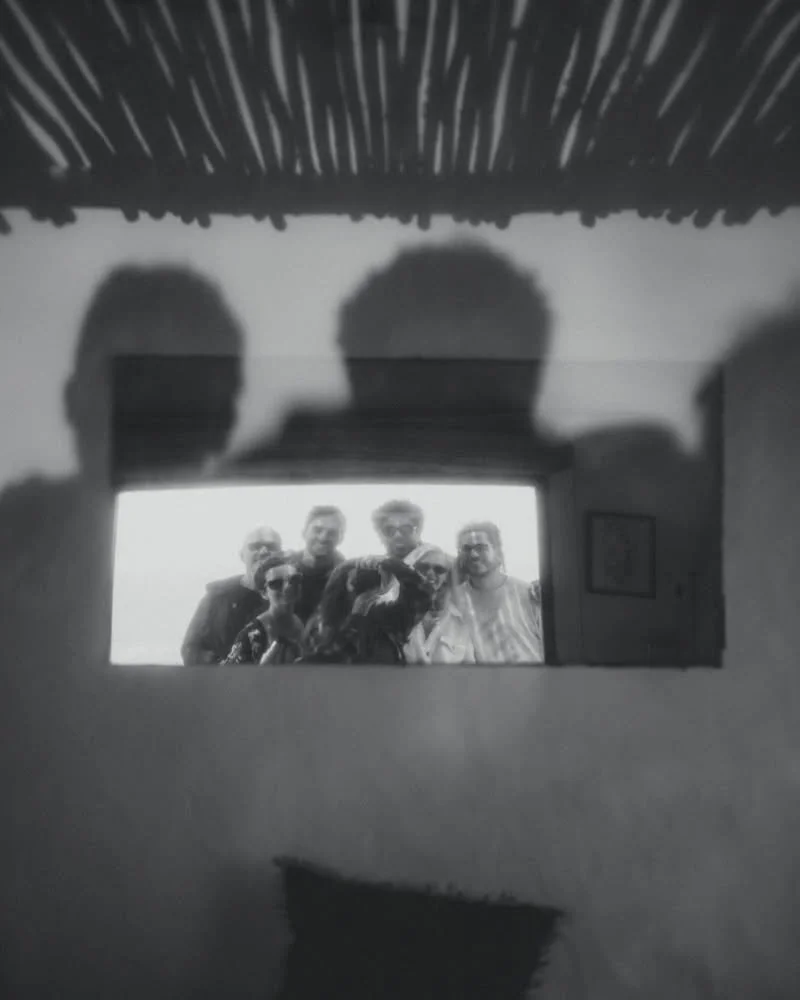 Somos feitos de pessoas &mdash; e de caminhos percorridos.

Nossa equipe nasce do encontro entre diferentes forma&ccedil;&otilde;es, repert&oacute;rios e viv&ecirc;ncias. Nos conectamos n&atilde;o apenas pelo trabalho, mas pela forma como enxergamos 