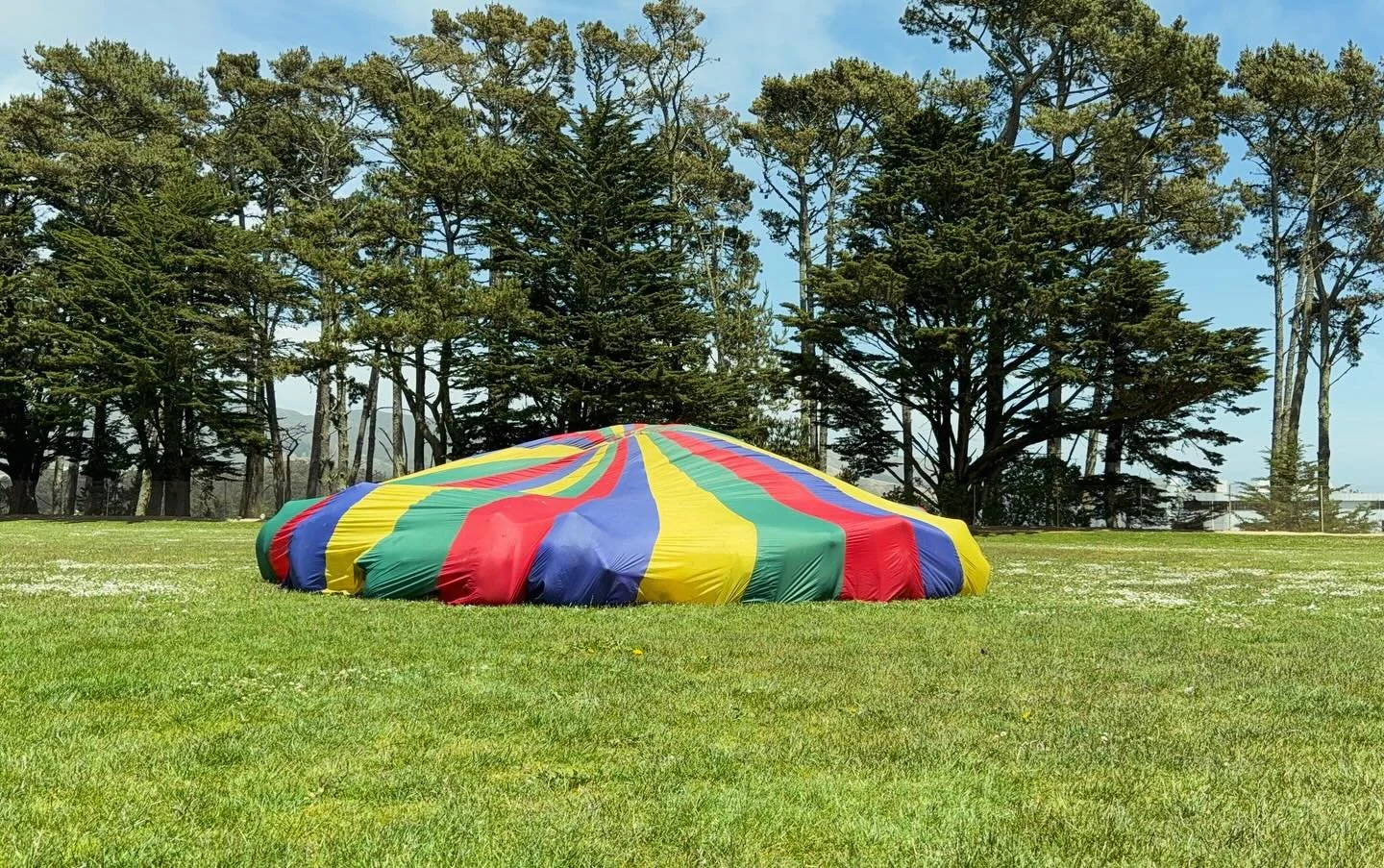 Remember the parachute?! Such a &ldquo;simple&rdquo; activity that can provide so much in terms of coordination, connection, communication 🫶🏼 Key skills both kids and us adults benefit from 🙂