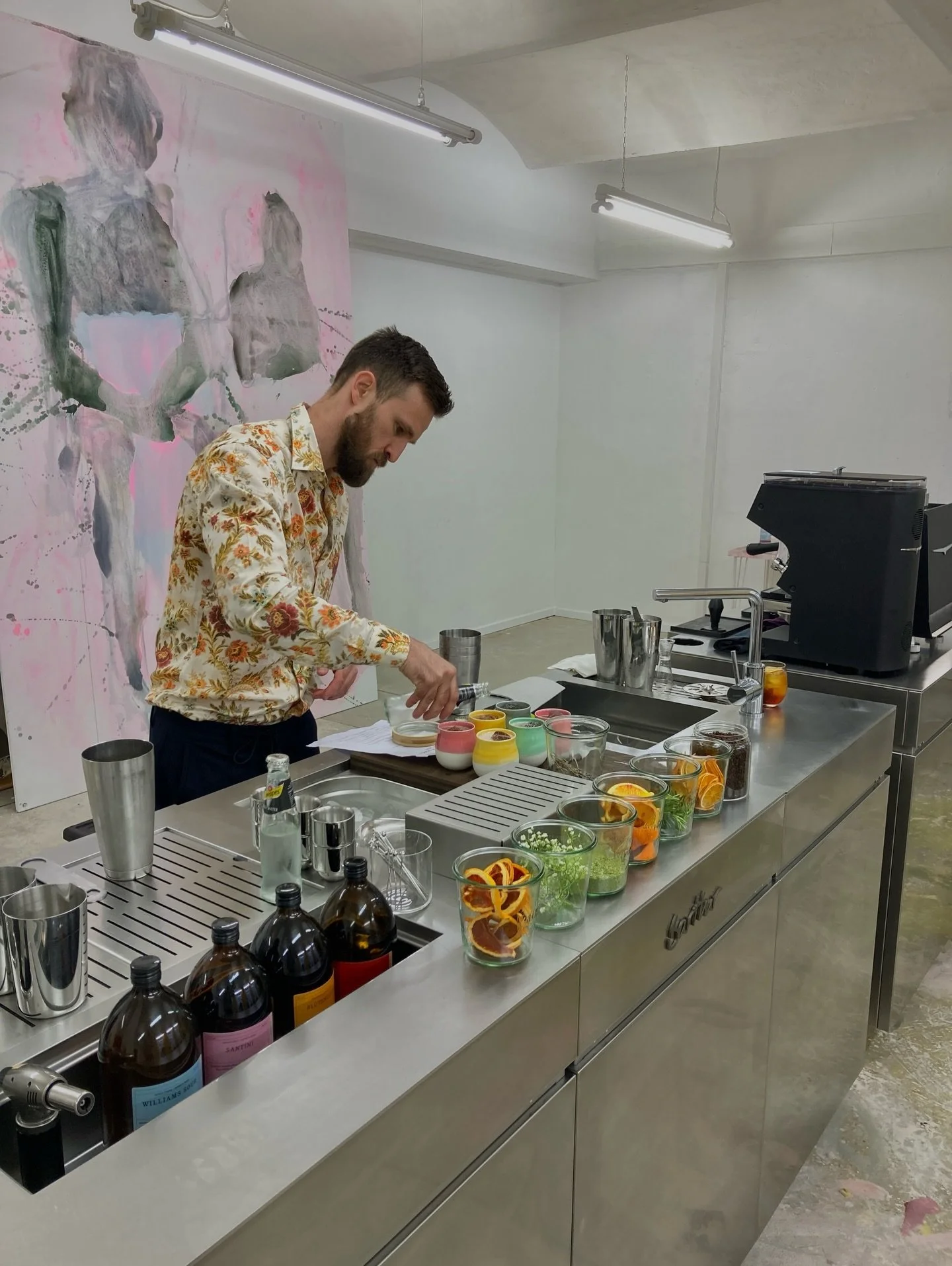 So happy to have @barthur_barcatering in the house at @thelodgeone ! Arthur himself is here, bringing even more color to our story. 🥂✨
.
.
#BarLife #Mixologist #LuxuryEvents #PopUpBar #DrinkPhotography