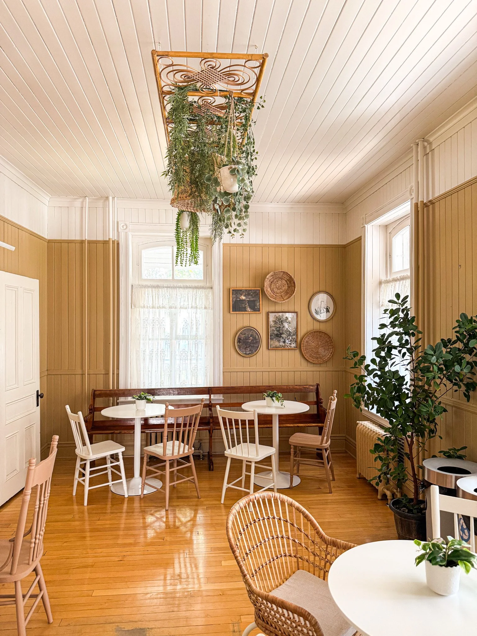 Les salles à manger du restaurant Y'EN A Ras-le-bol