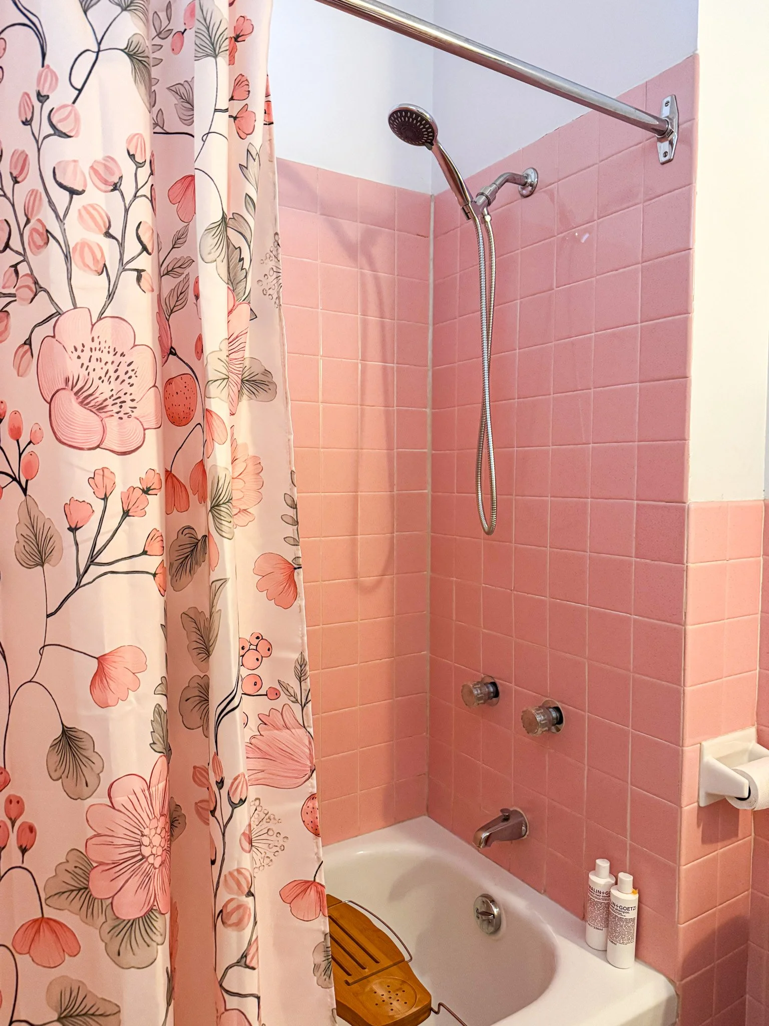 La salle de bains rose de la Suite #2 Marguerite