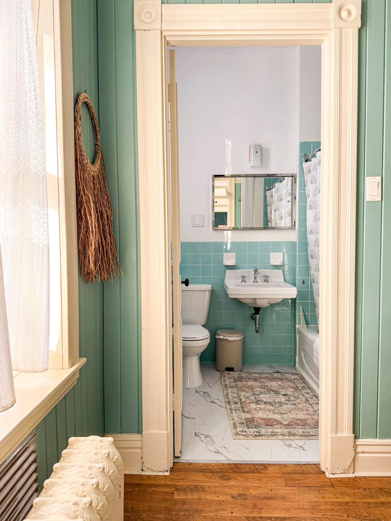 La salle de bain turquoise de la Suite #1 Iris