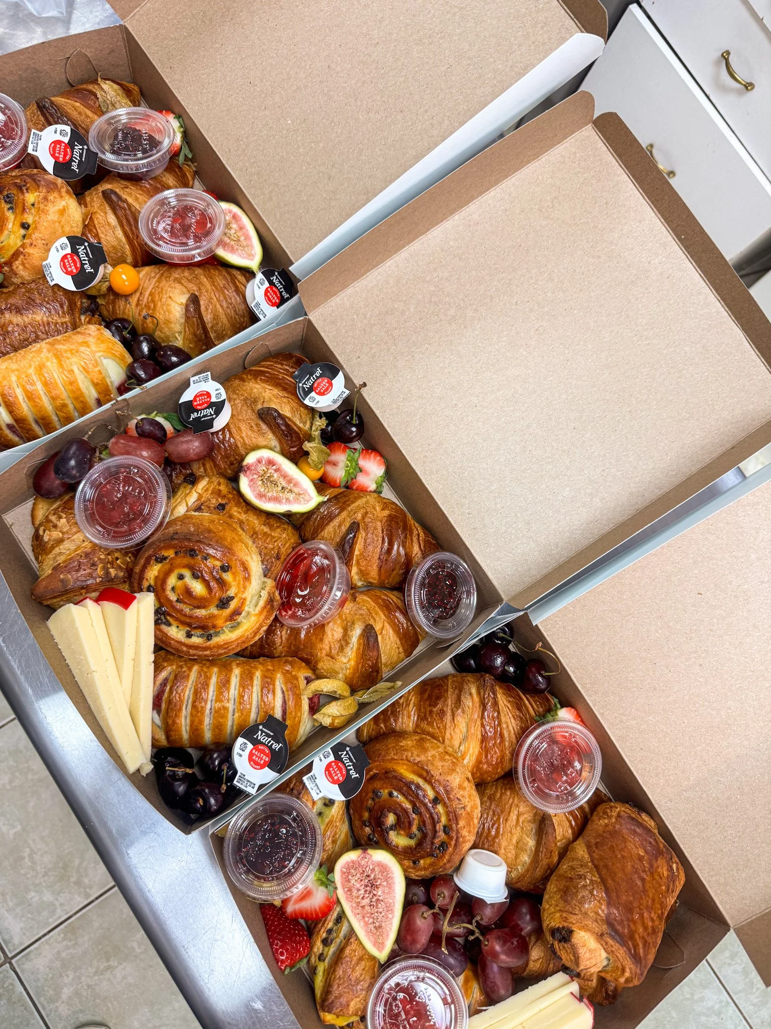 Les boîtes brunchs avec viennoiseries fraîches du jour sont offertes en commandes à l'avance à la chambre.