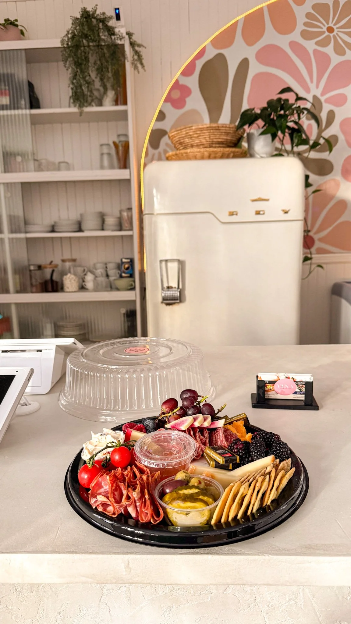 Les plateaux et bols de charcuterie sont offerts en commande à la chambre à l'avance. 