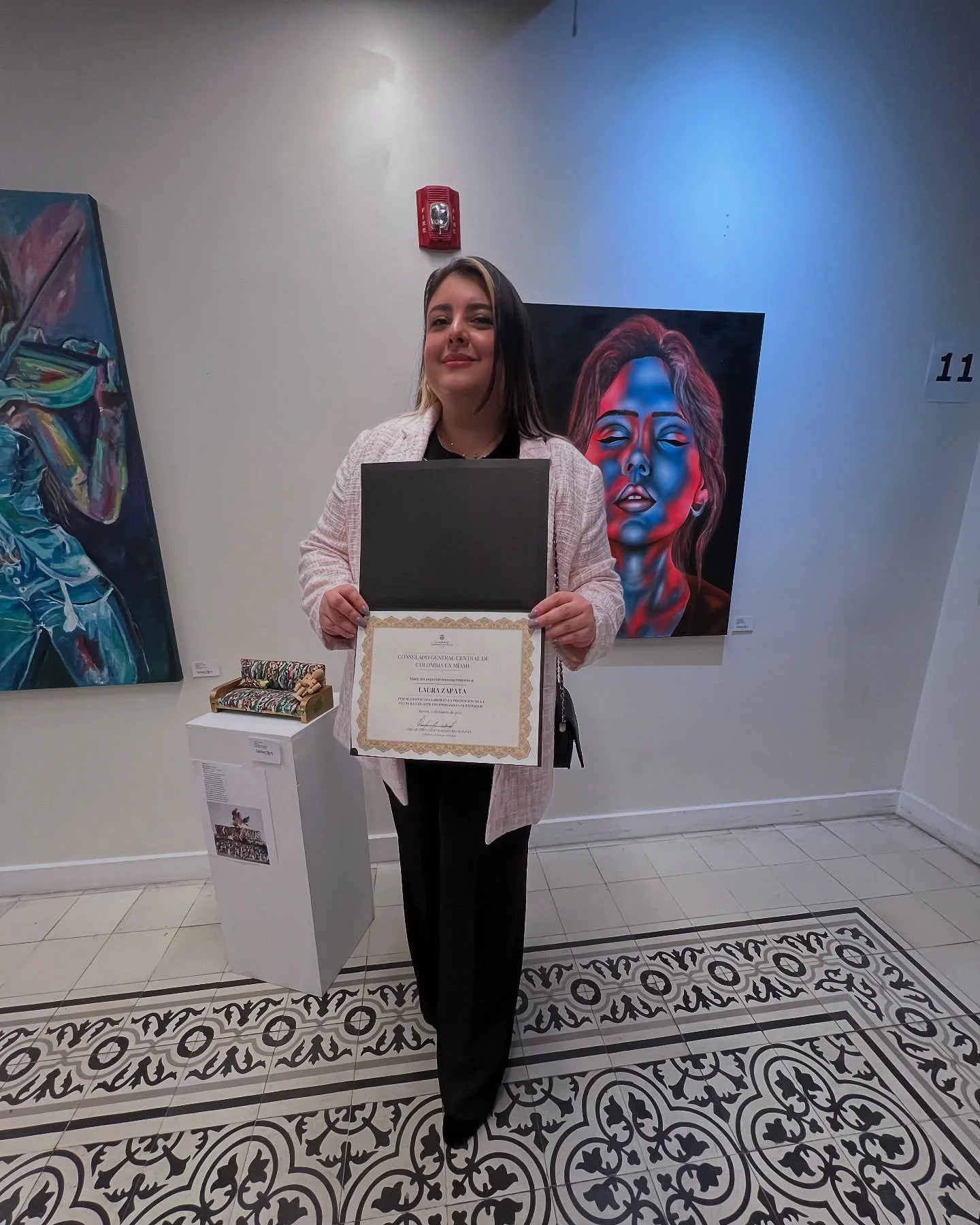 Me enorgullece representar a mi pa&iacute;s 🇨🇴 en el exterior a trav&eacute;s de mi arte y con mi obra conmemorando a las mujeres en nuestro mes 🌸 

Gracias totales a : @laescafandraonair @solutionartmiami  por hacer esto posible. 

@consuladocolm