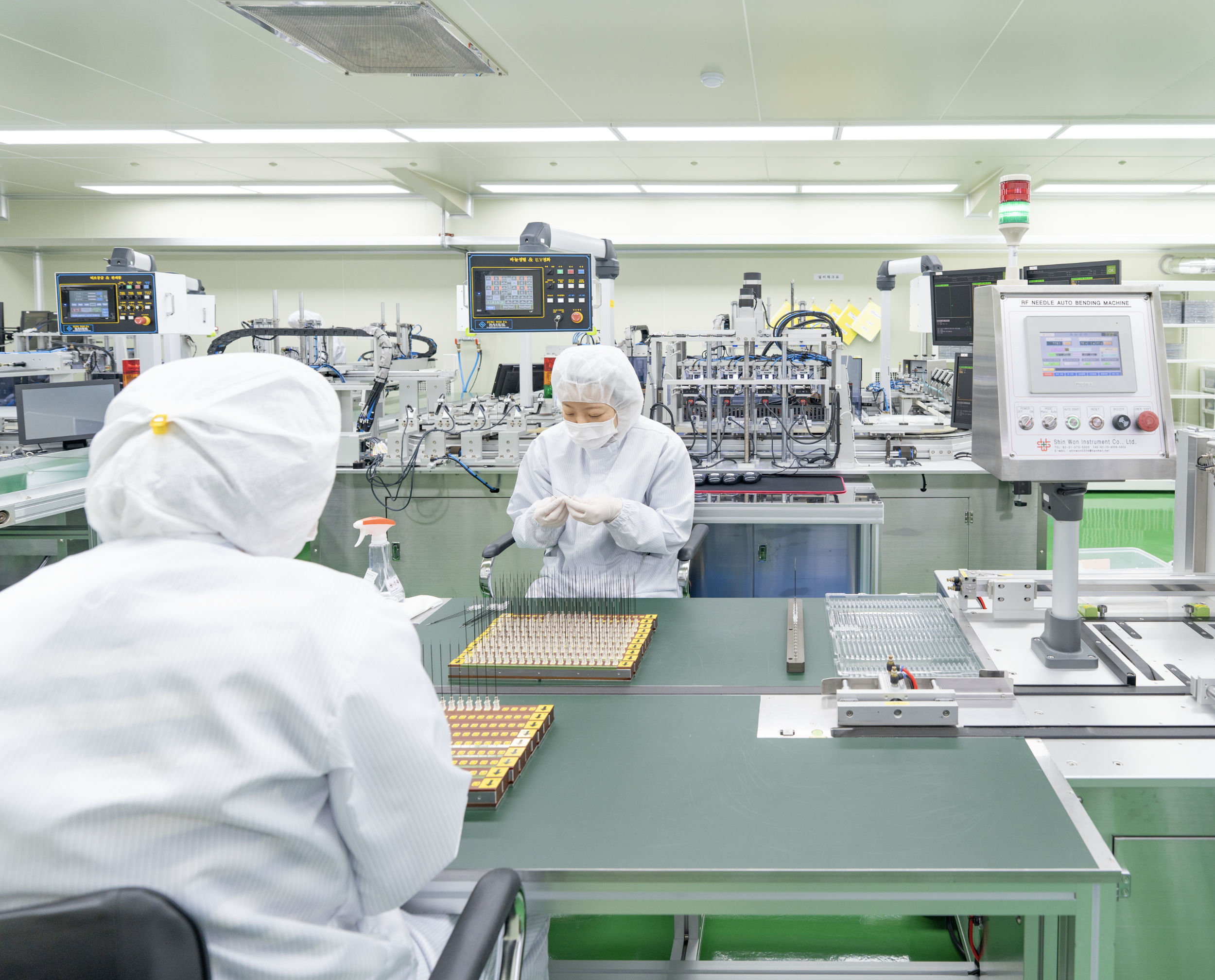Medical needle manufacturing supported by ISO quality systems, cleanroom environments, and precision inspection processes.
