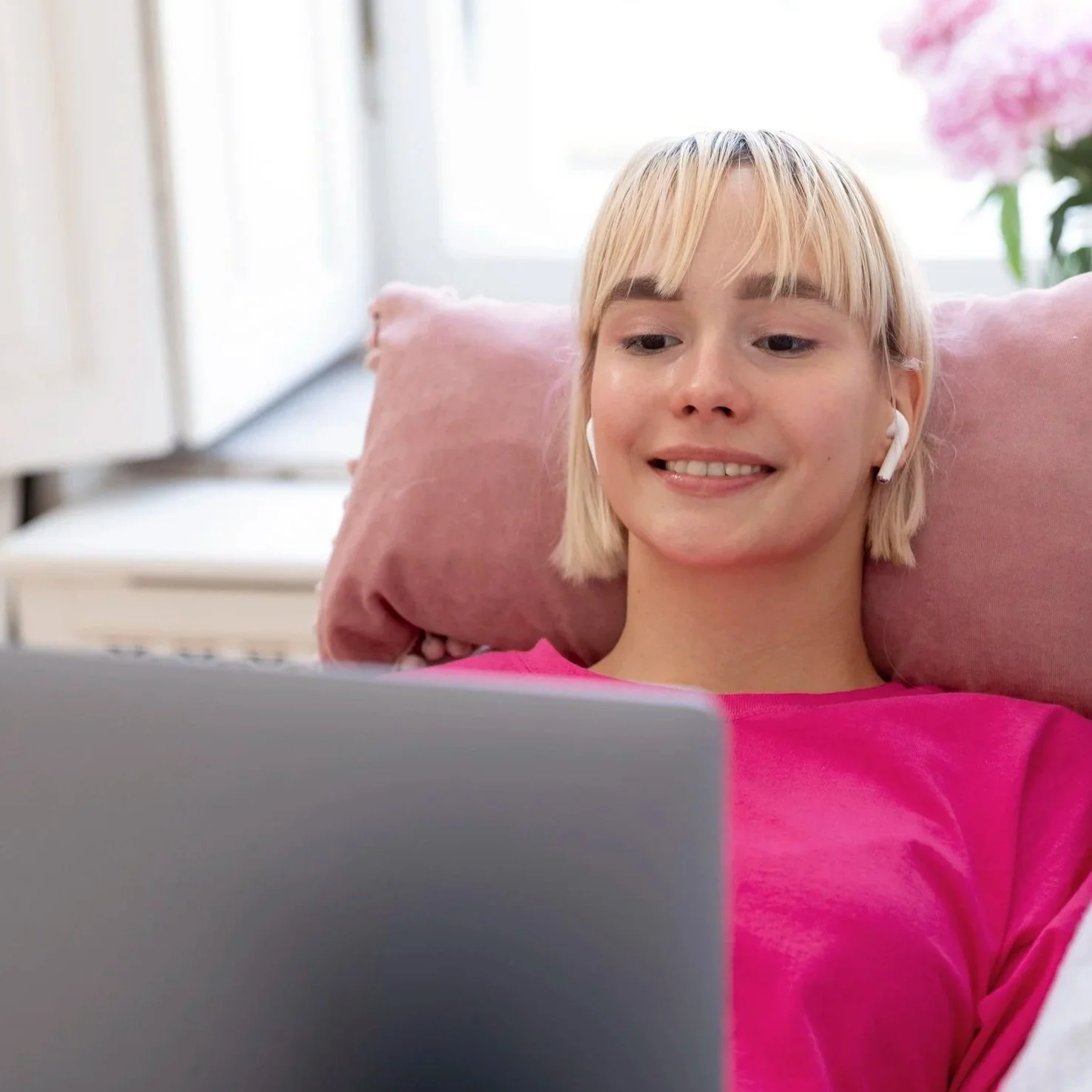 Young woman lying on a couch in a relaxed setting reflecting and preparing for inner work representing grounding intention and emotional readiness in Psychedelic-Assisted Psychotherapy with Guidance Teletherapy