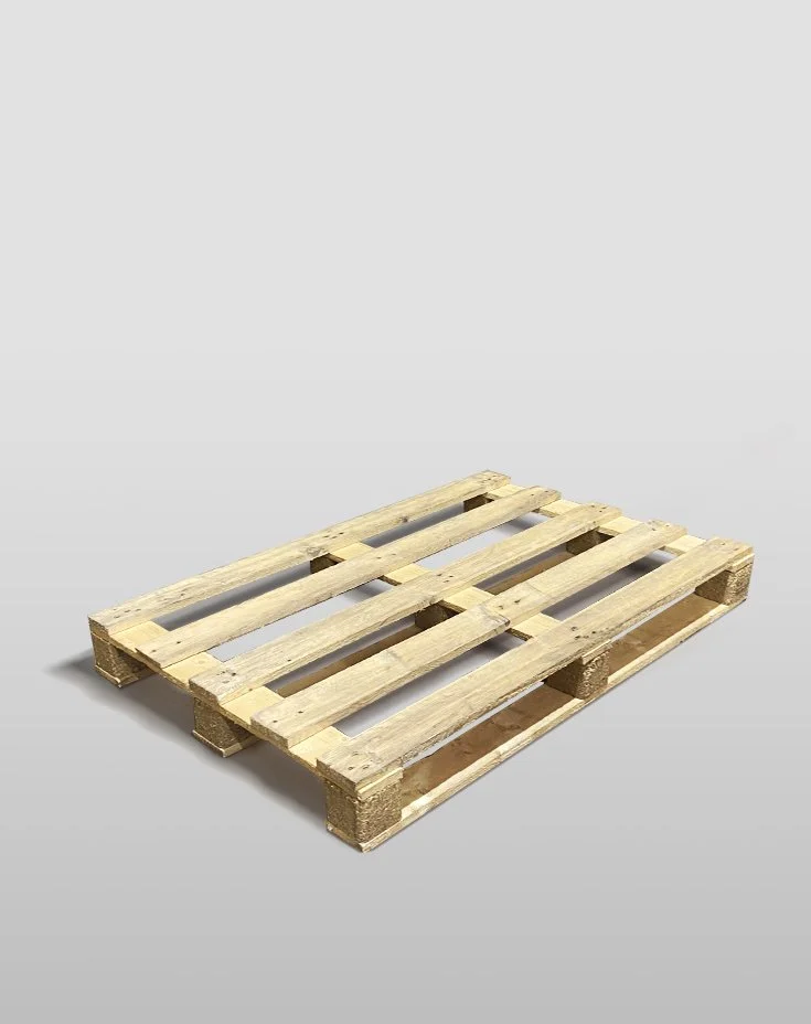 Pallet di legno vuoto su sfondo grigio