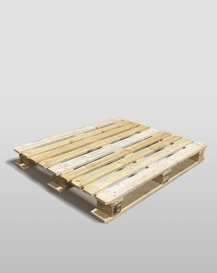 Pallet di legno con tavole di legno grezzo appoggiate sopra