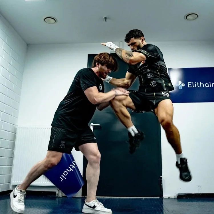 Trainer Bibo beim MMA-Training